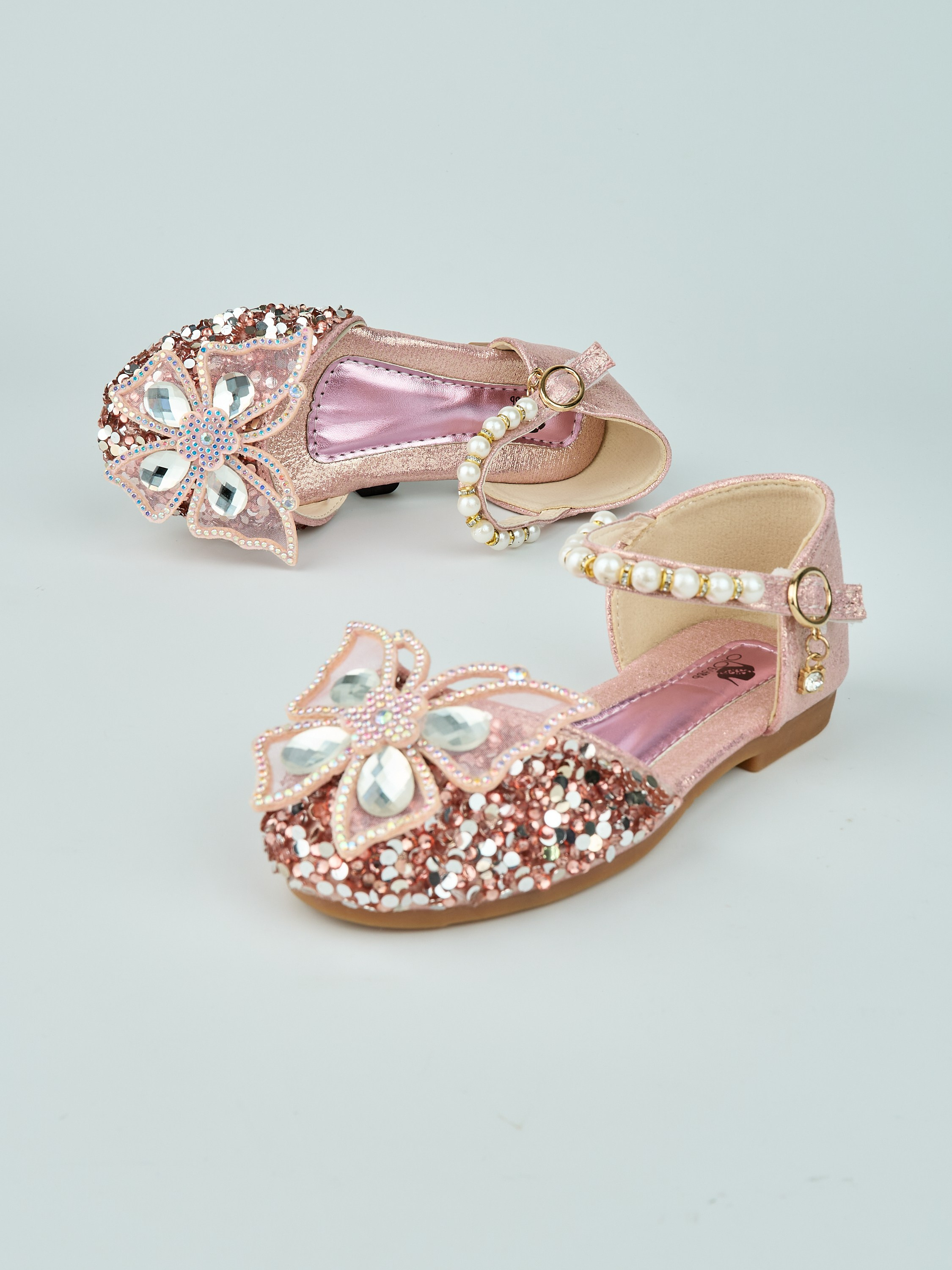 Каталожная фотосъёмка детских туфель для Wildberries