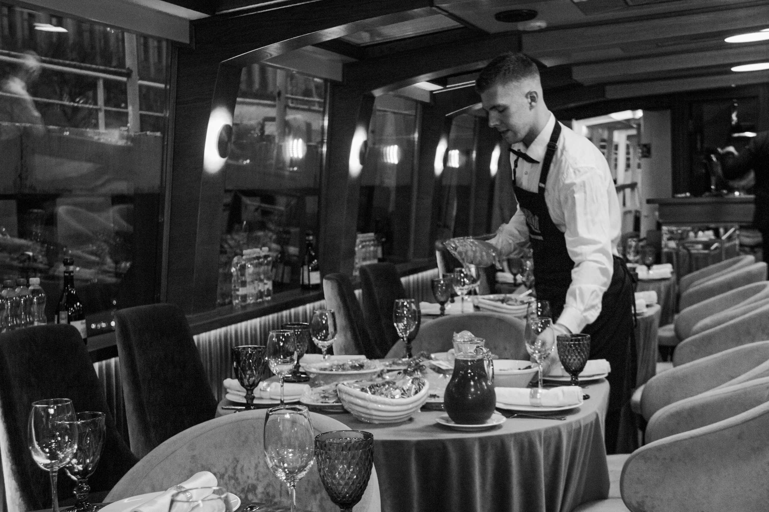 Съемка для сайта аренды катеров в Санкт-Петербурге, подготовка к свадебной прогулке по рекам и каналам. Фотограф в Санкт-Петербурге Смирнова Диана