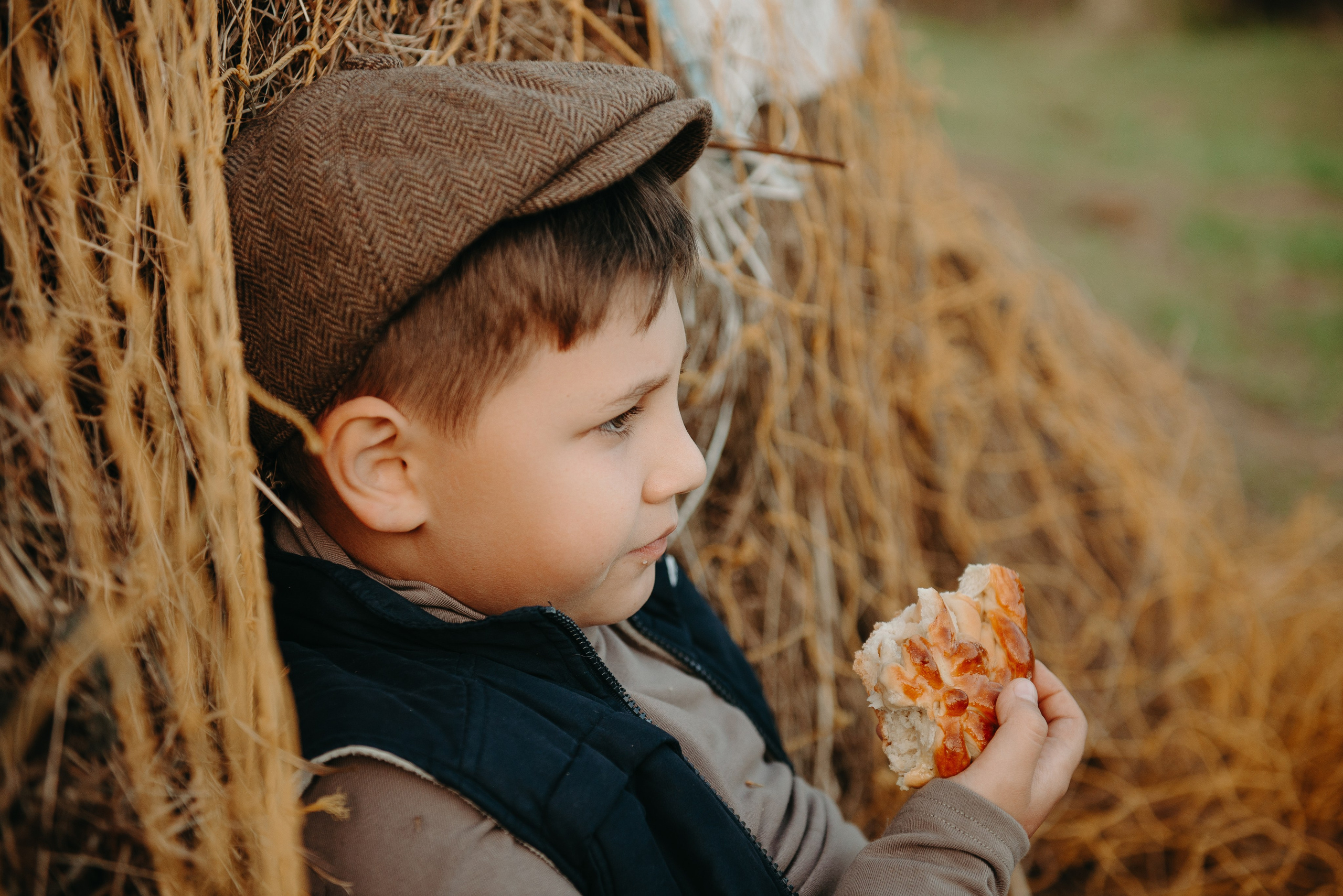 Дениска и Пелагея на сенокосе. Ирина Метелица фотограф на Шикотане