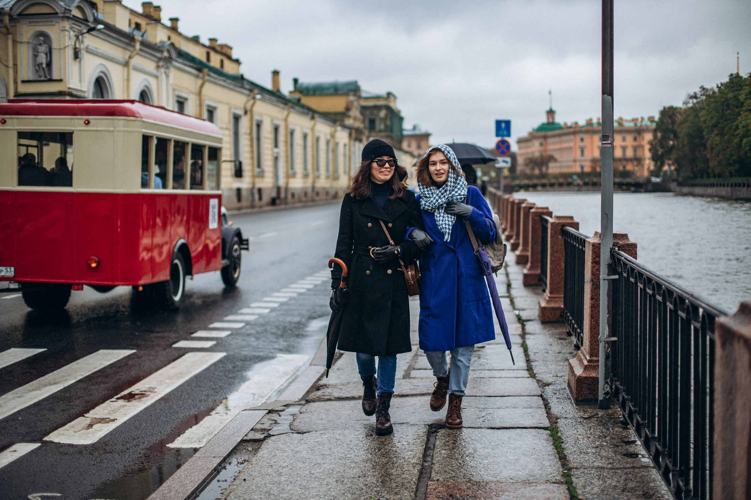 Александра и Анна в октябре. Фотопрогулка в Петербурге. Индивидуальный и семейный фотограф в Санкт-Петербурге
