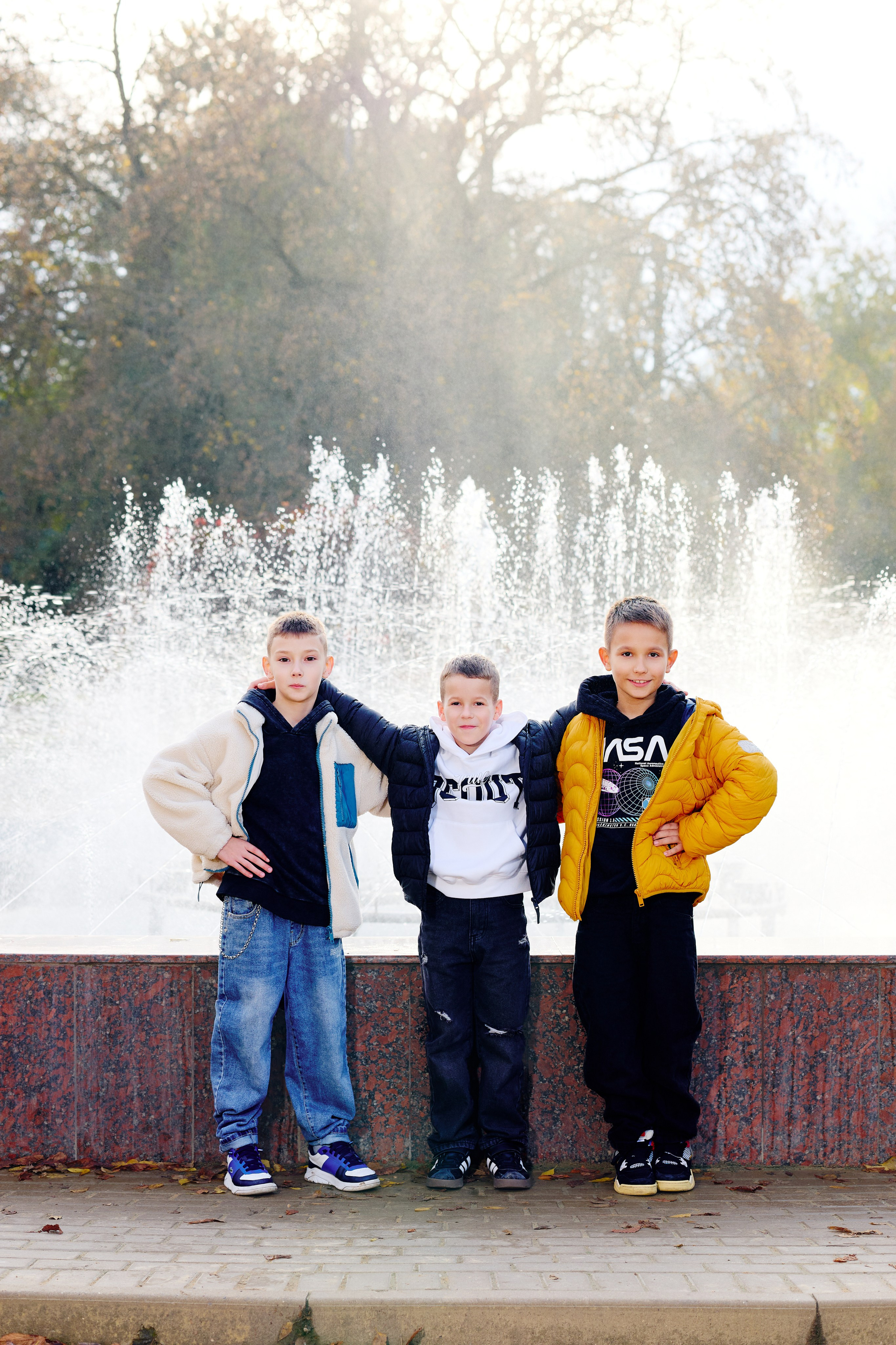 Прогулка в парке классом. Фотограф Выпускные альбомы Таганрог Сергей Коробченко