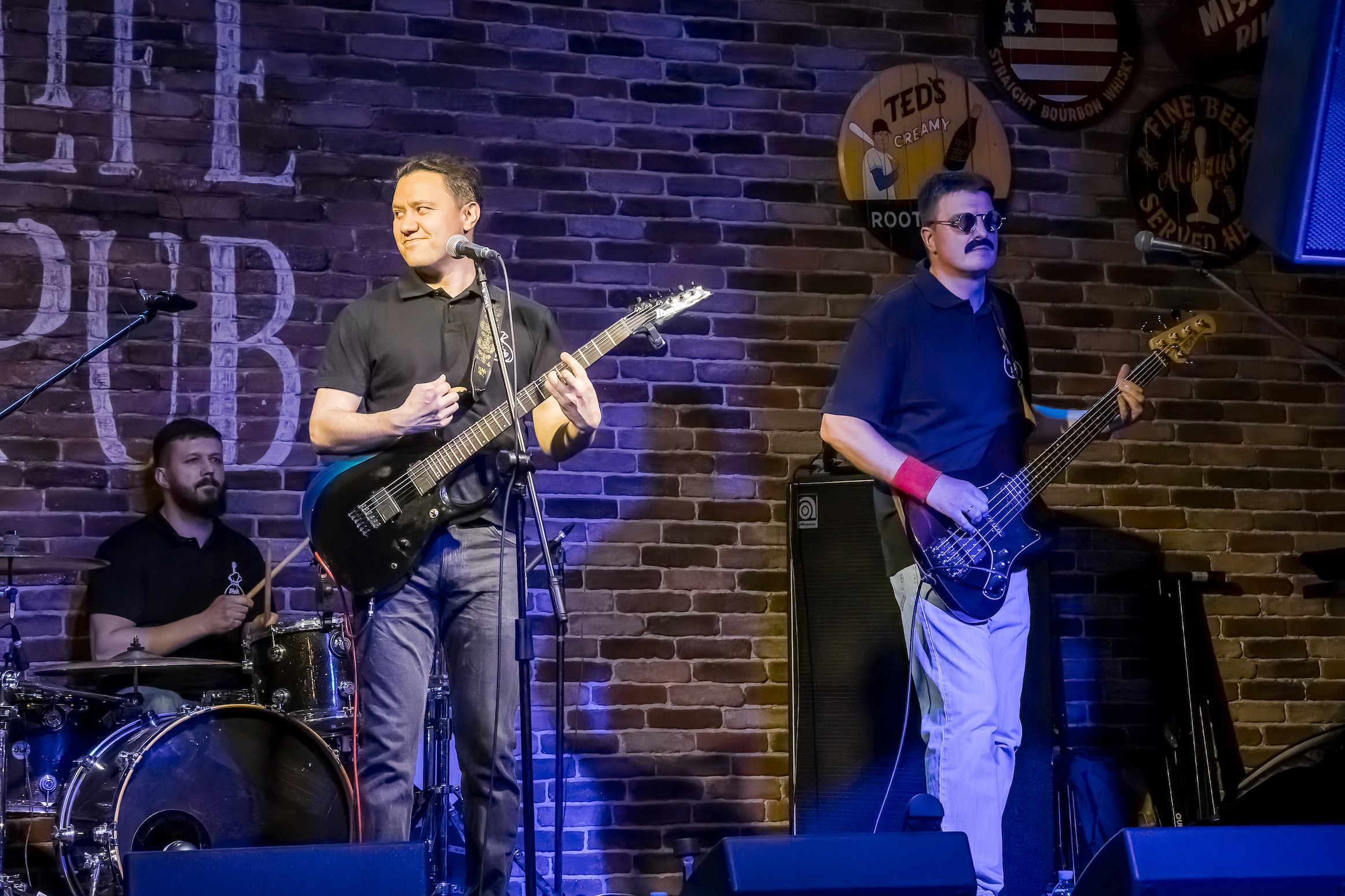 LifePub 29.03.2023. Московская кавер-группа BankBand