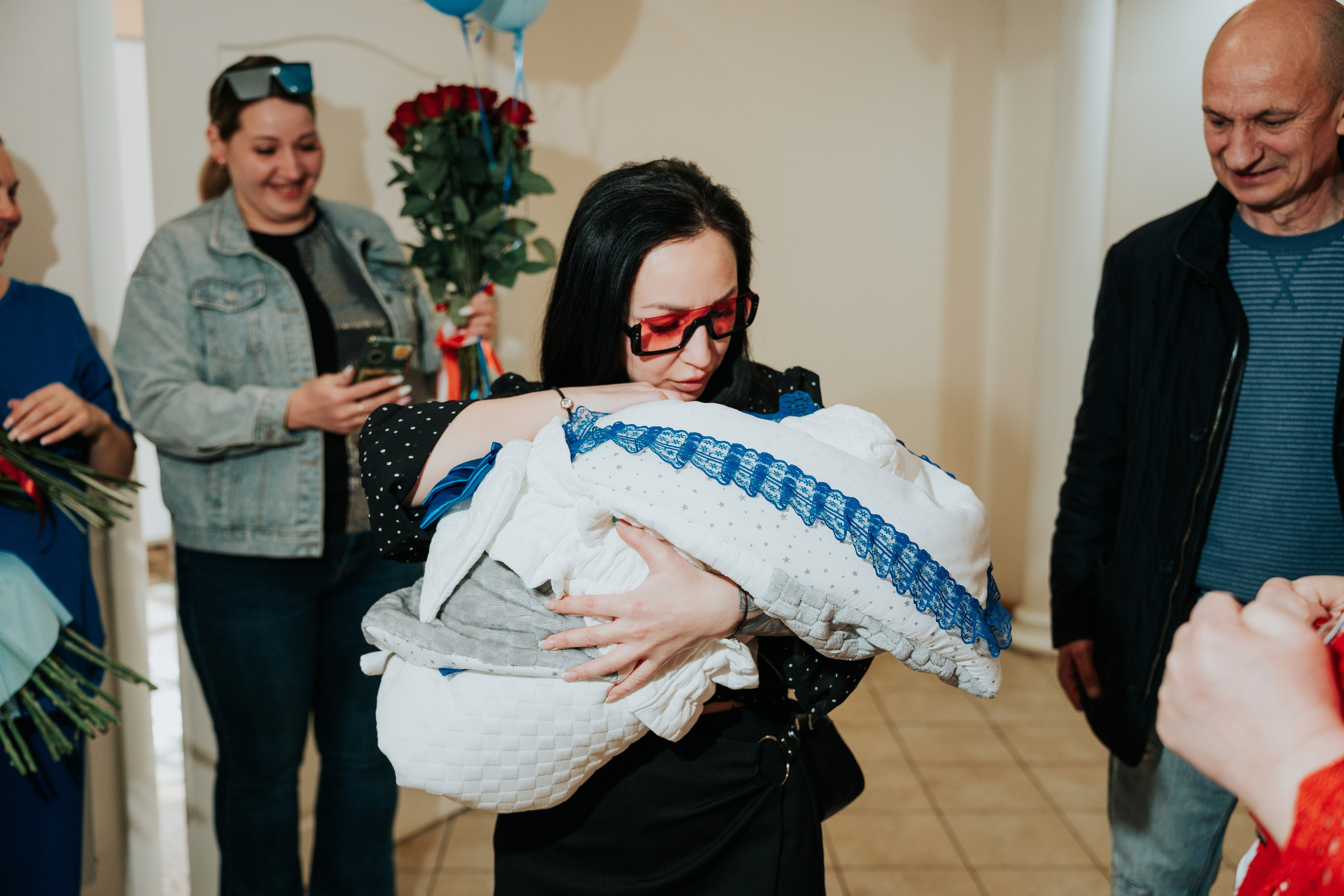 Выписка из роддома: Вадим, Анастасия и сын Руслан. Репортажный фотограф Красноярск