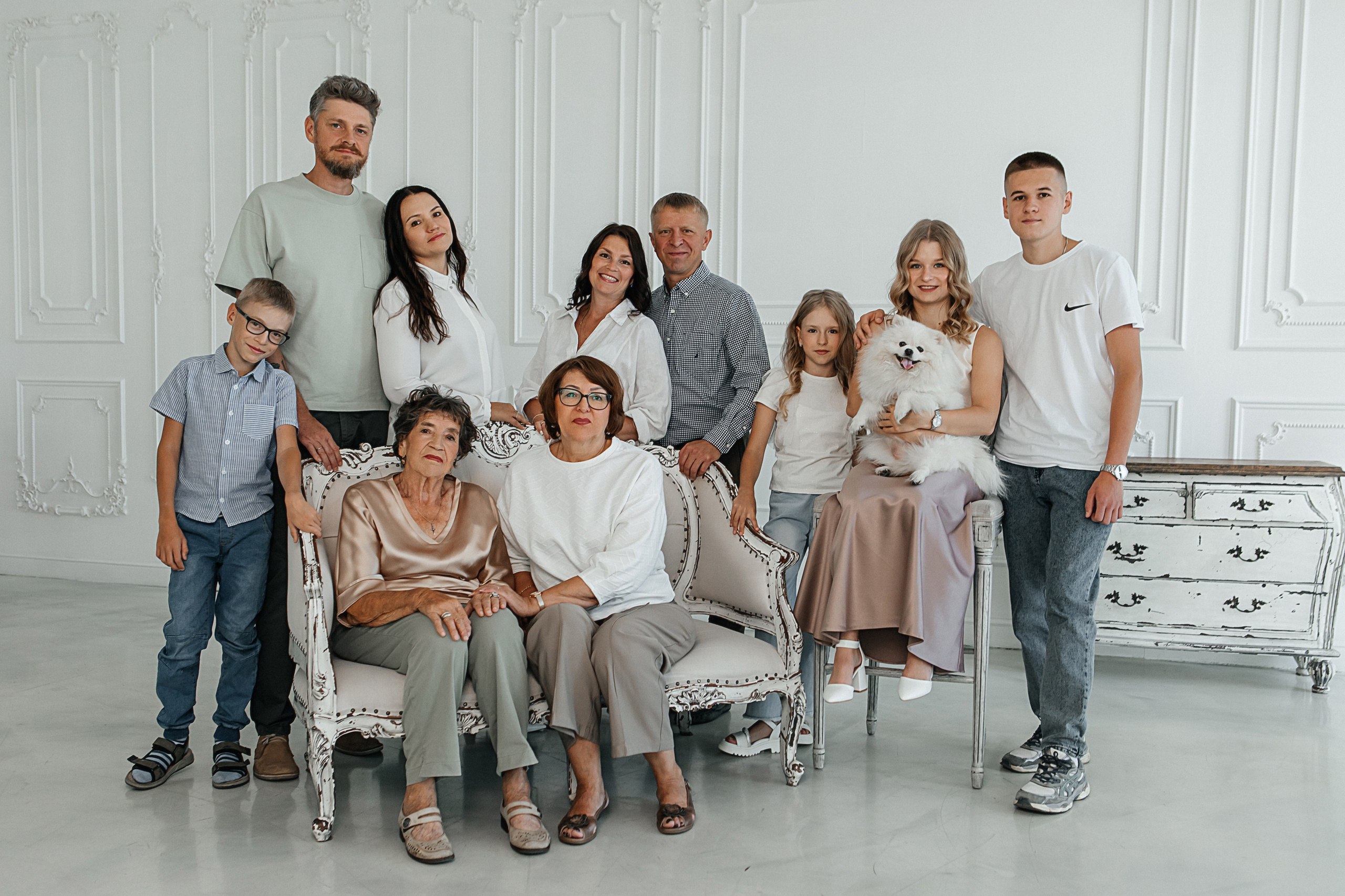 Большая семья. Фотограф в Иркутске Анастасия Кись. Студийная фотосессия беременности в тканях Иркутск. Семейная фотосессия, ПОРТРЕТ «ПОКОЛЕНИЕ»