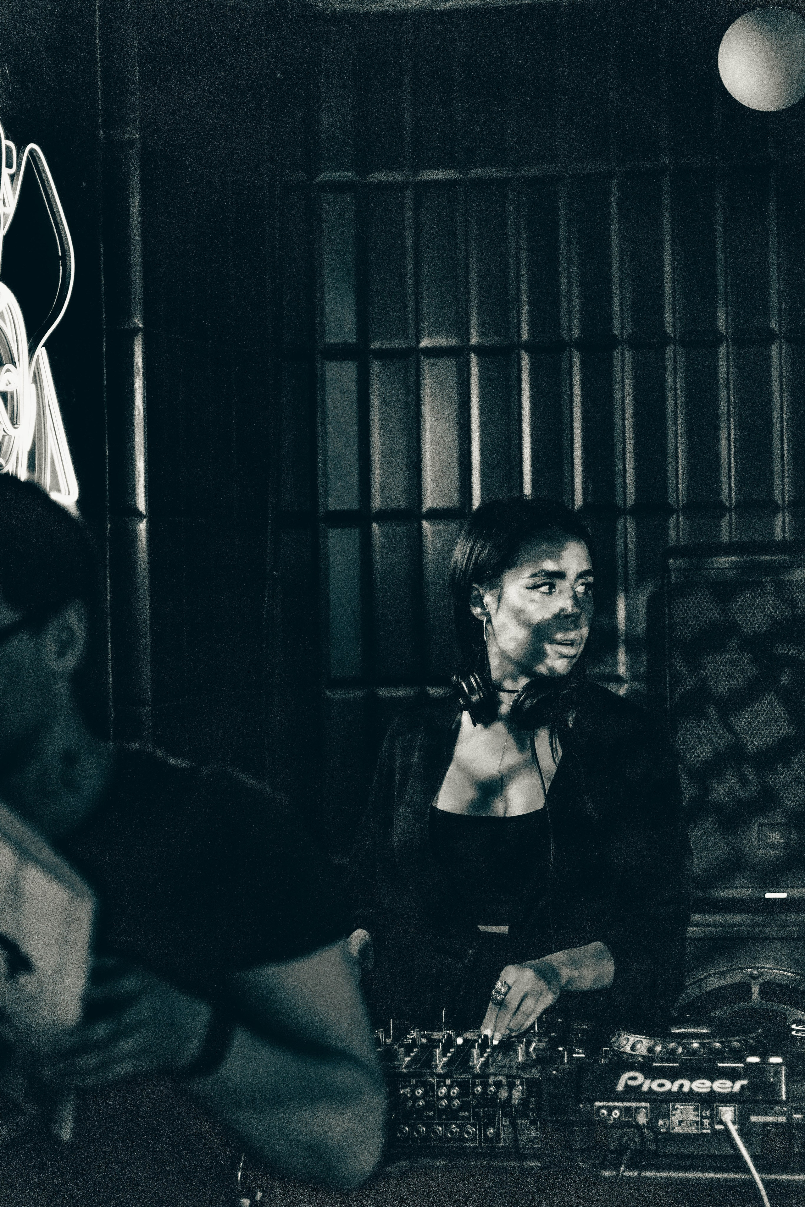 Неоновая гейша. Jean De Vivre Gallery