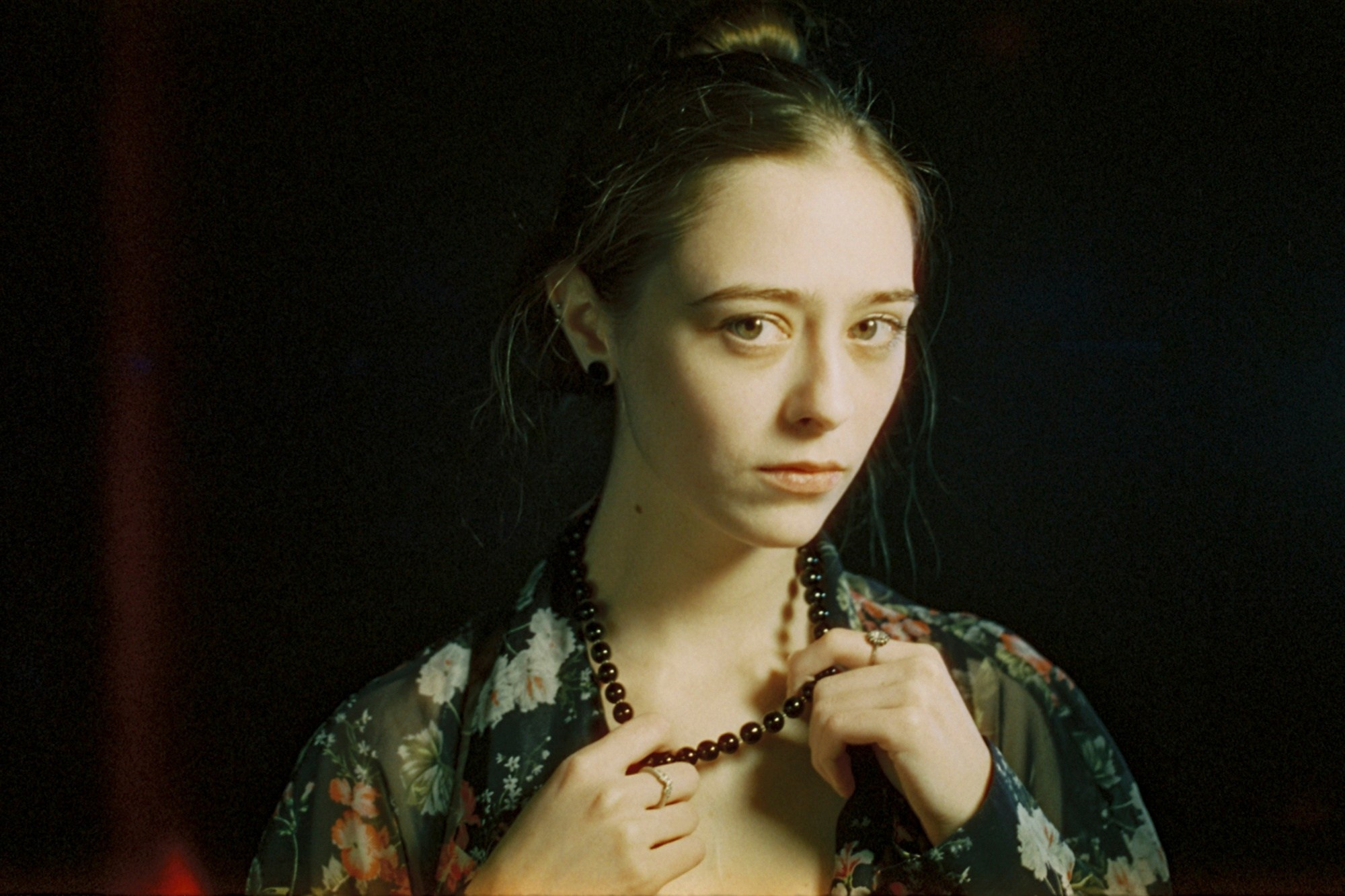 В комнате с чёрной стеной. Художественная фотография. Фотография на плёнку. Илья Вараксин