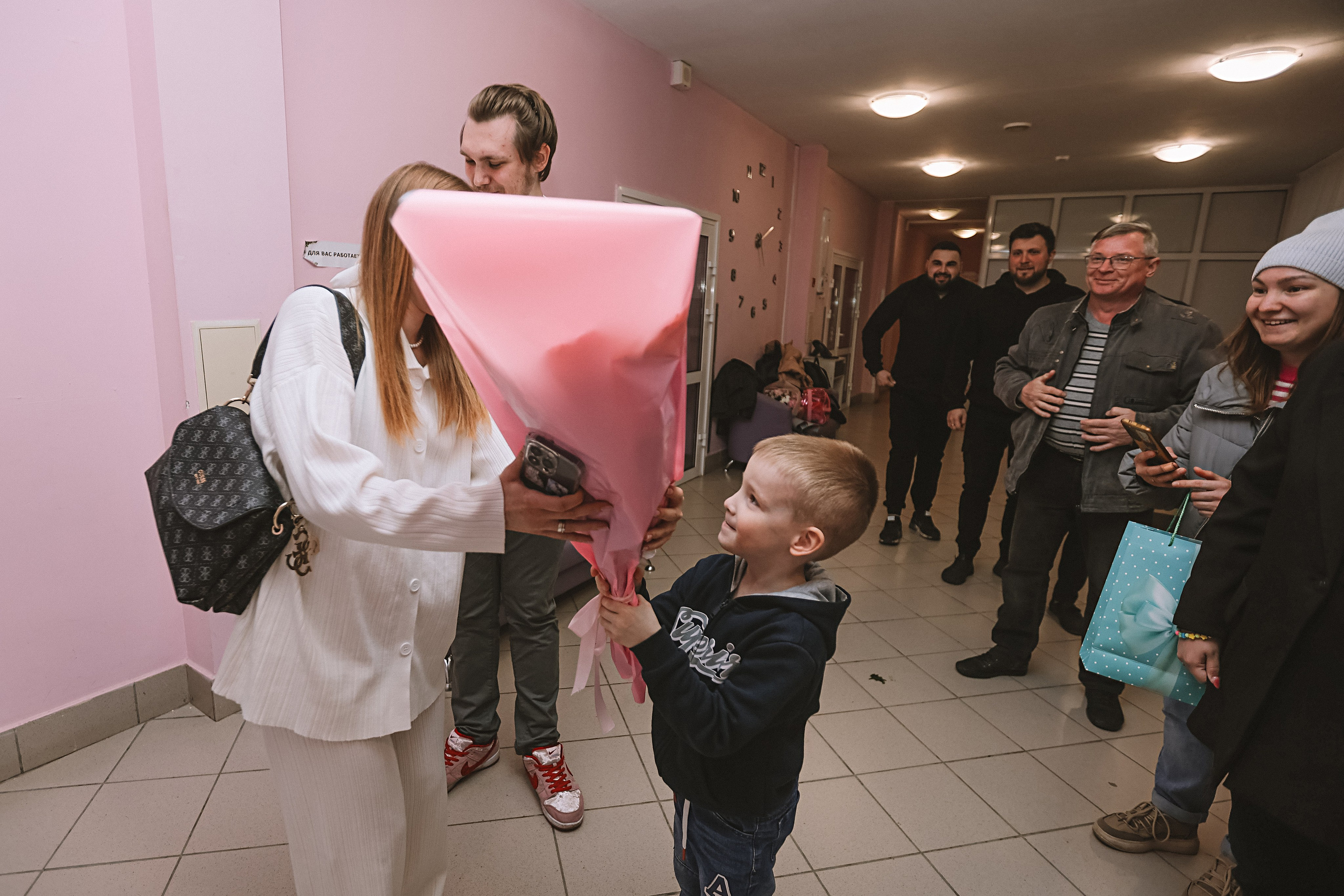 Выписка палата+внизу ПЦЭ. Семейный фотограф Тюмень, фотограф на роды Салмина Мария