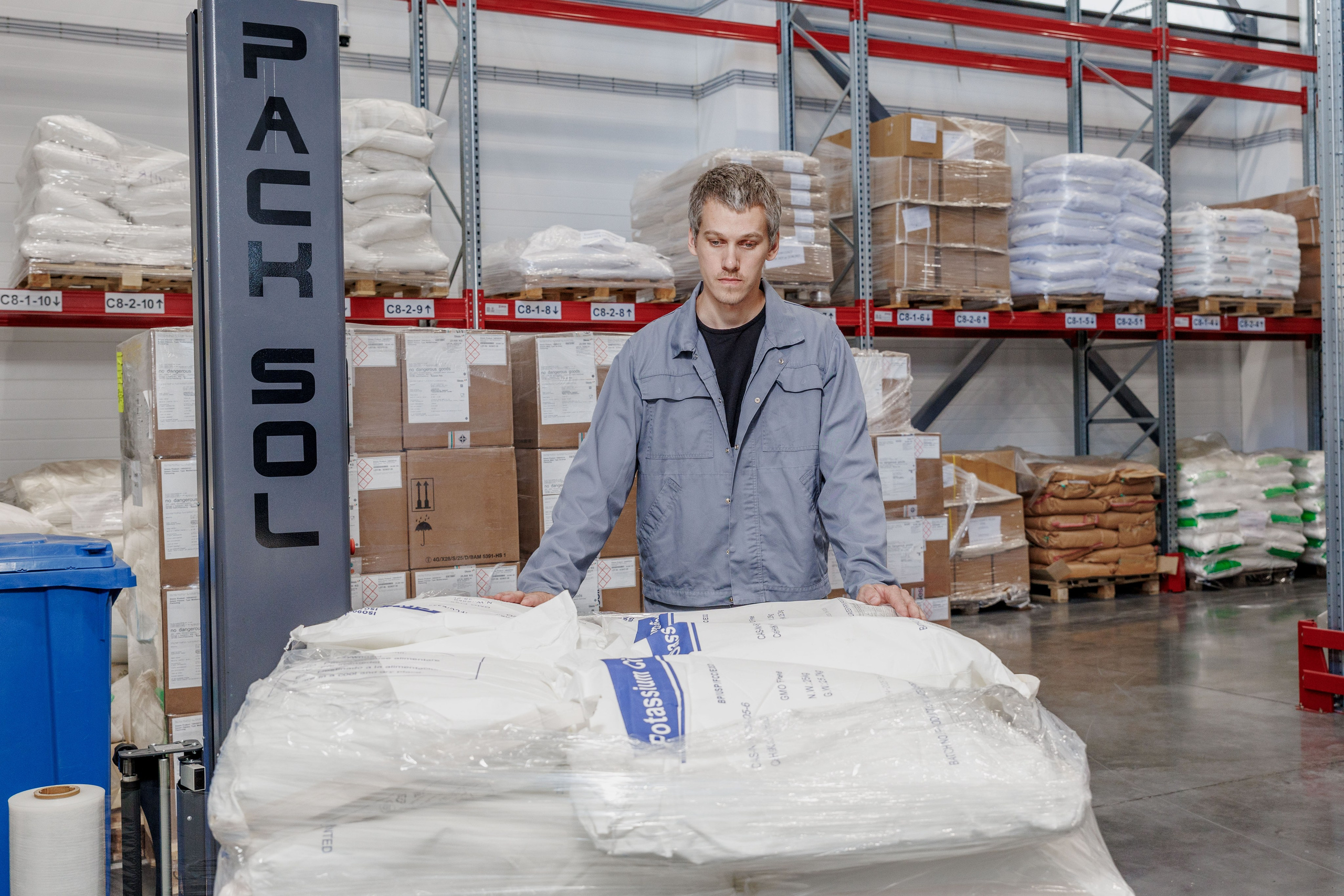 Сотрудник пищевого предприятия контролирует производственный процесс, рабочий момент