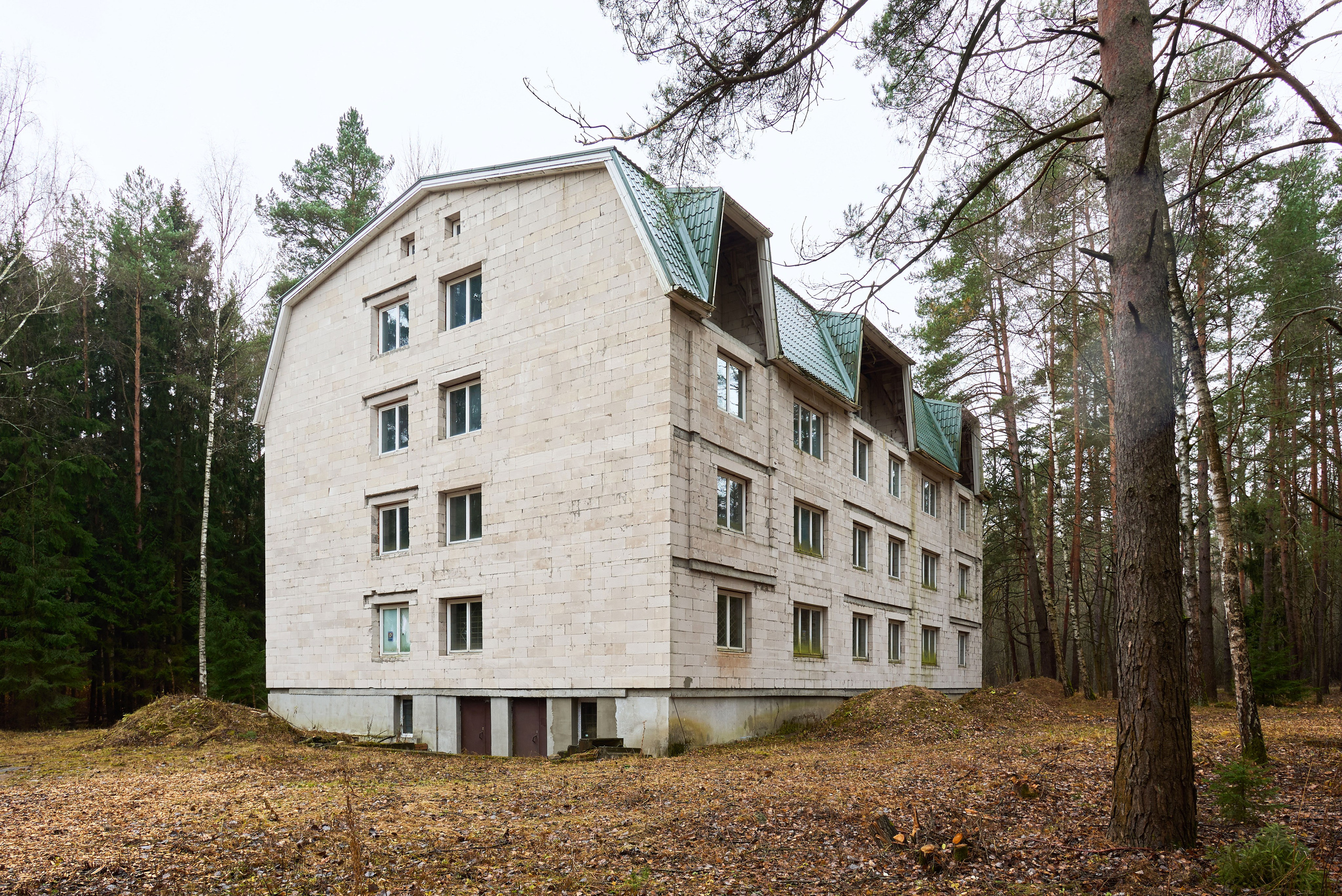 Территория с 4-этажным домом. Автомобильный и интерьерный фотограф в Минске Александр Тагаев