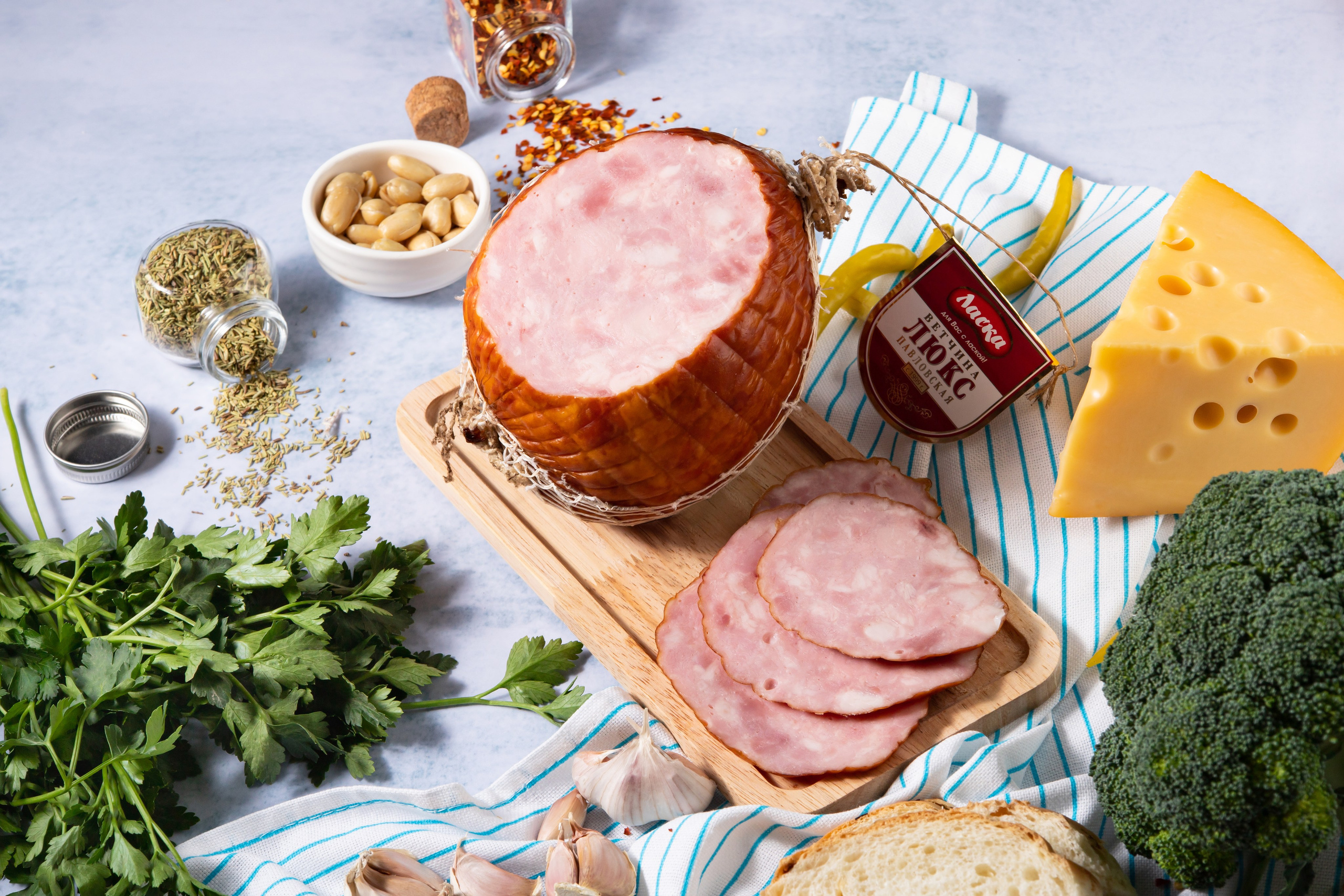 Рекламное фото ветчины рядом с сыром и овощами