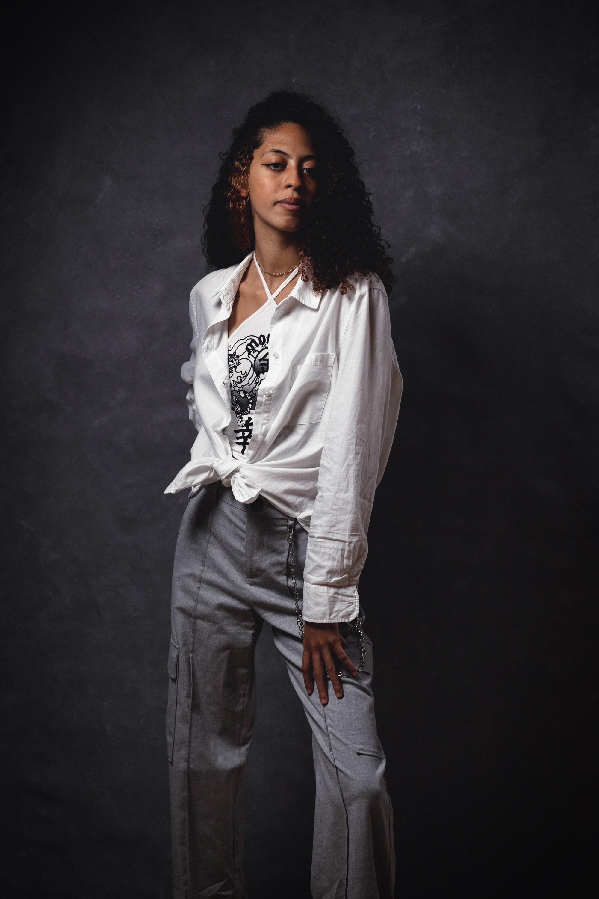 Женский портрет: афроамериканка в белой рубашке