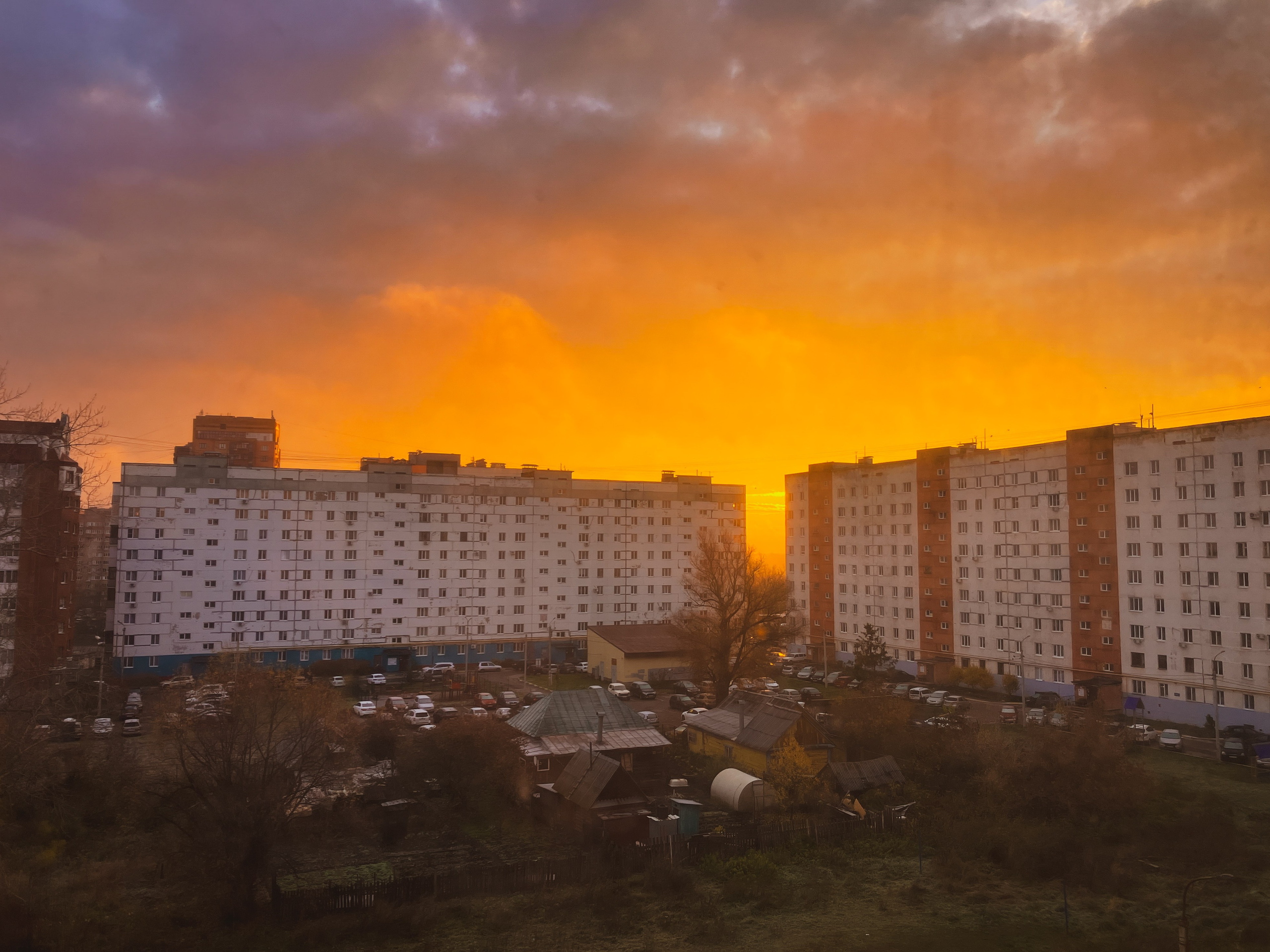 Вид на утренний рассвет из окна панельного дома