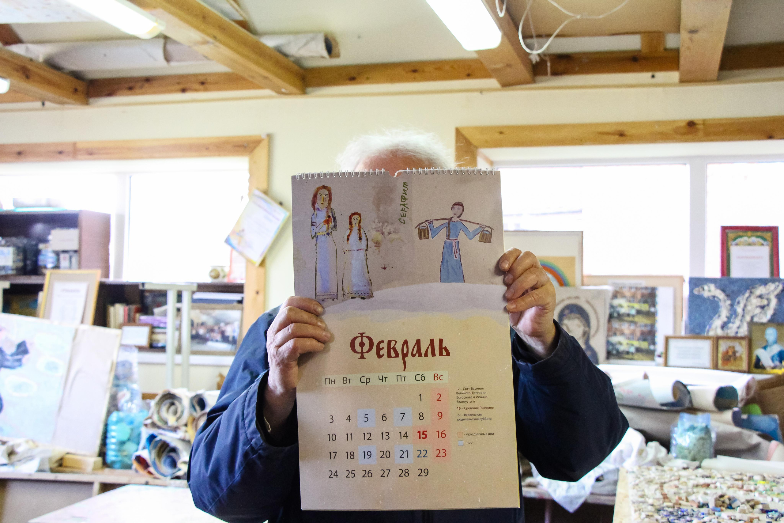 Диакон Димитрий и его детская школа мозаики. 2021 г. Мария Ткаченко. Документальная фотография
