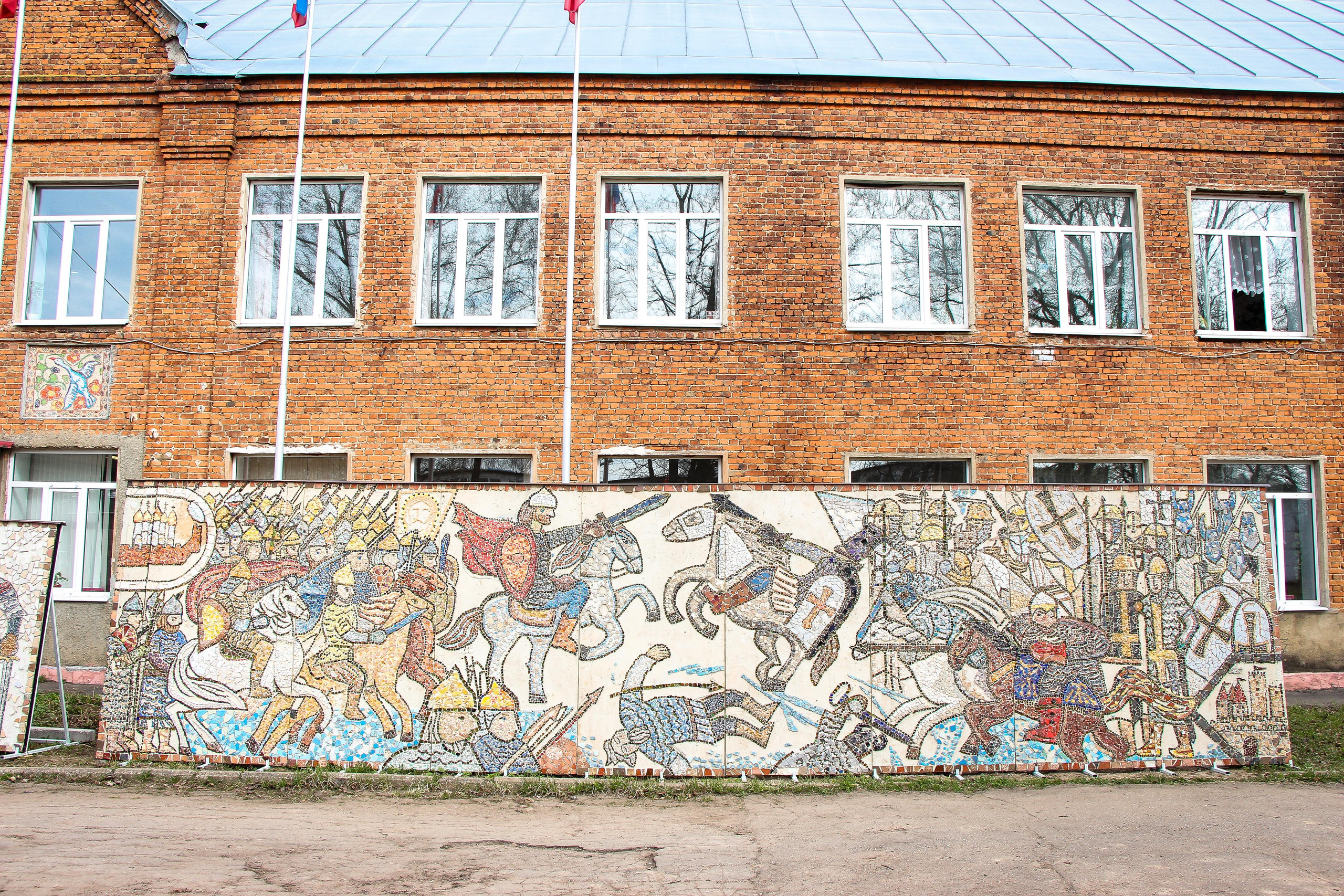 Диакон Димитрий и его детская школа мозаики. 2021 г. Мария Ткаченко. Документальная фотография