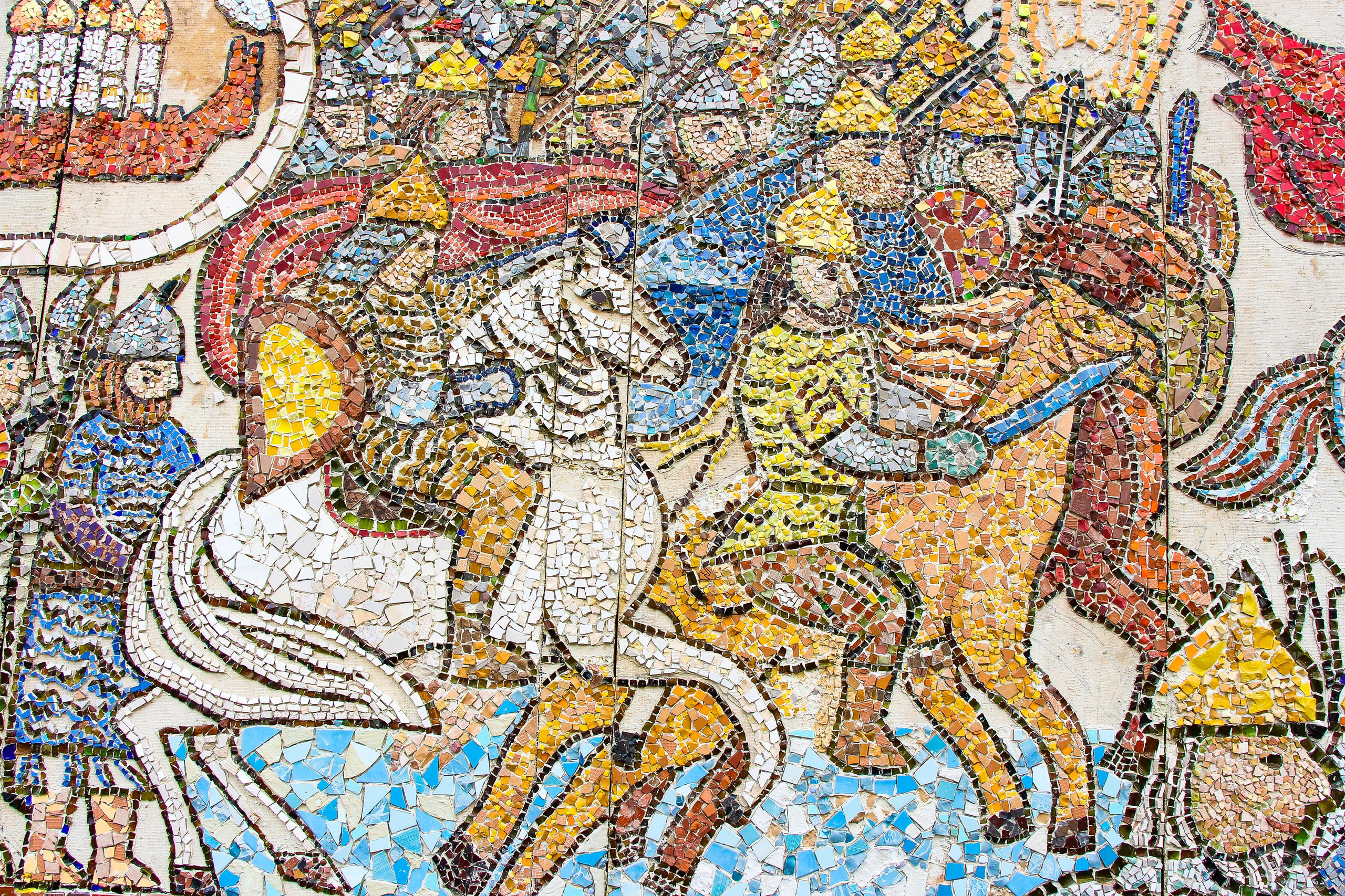 Диакон Димитрий и его детская школа мозаики. 2021 г. Мария Ткаченко. Документальная фотография