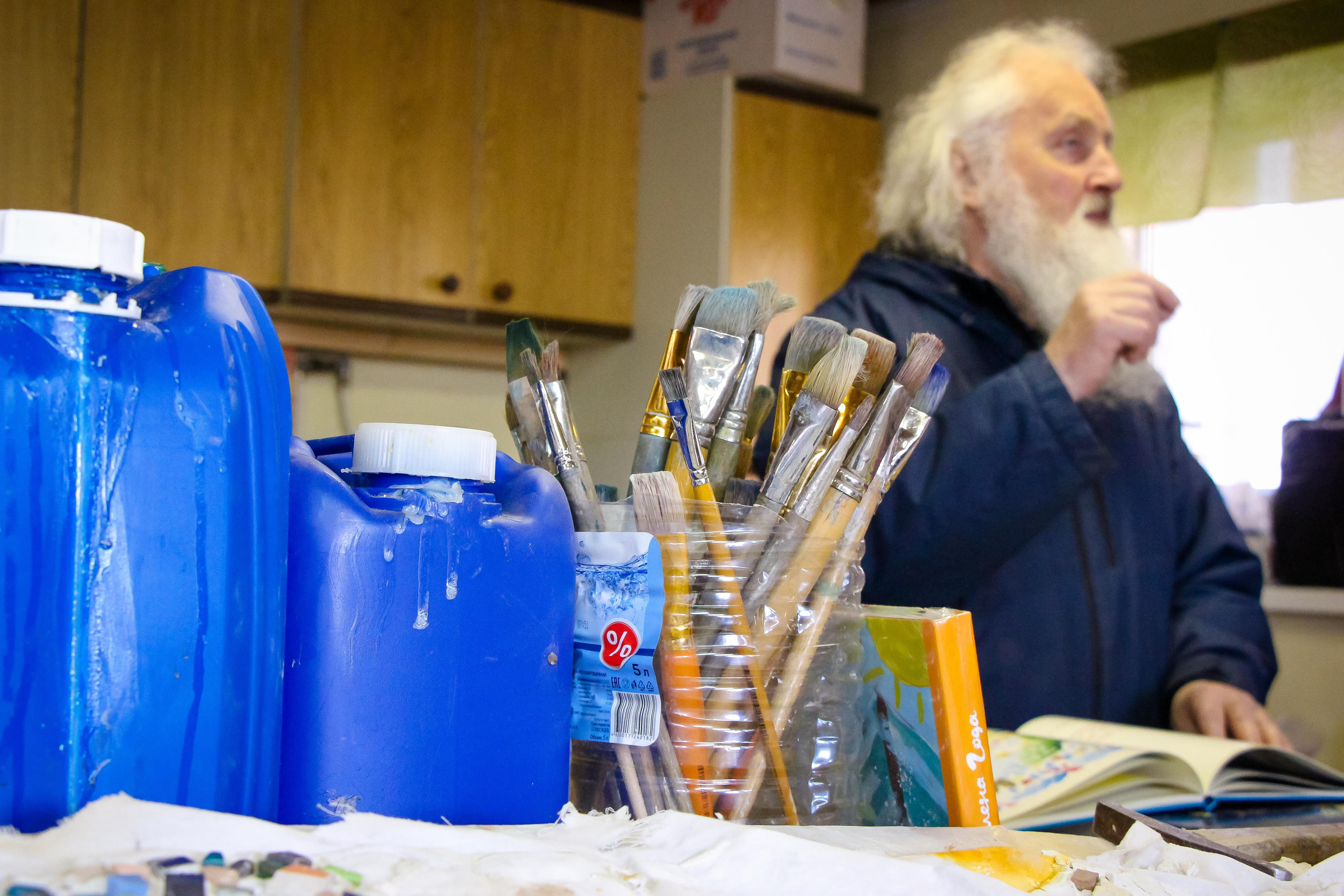 Диакон Димитрий и его детская школа мозаики. 2021 г. Мария Ткаченко. Документальная фотография