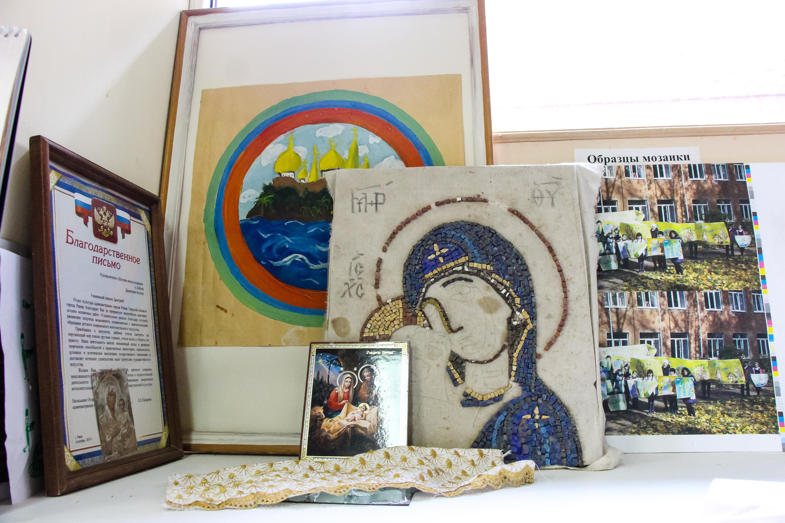 Диакон Димитрий и его детская школа мозаики. 2021 г. Мария Ткаченко. Документальная фотография