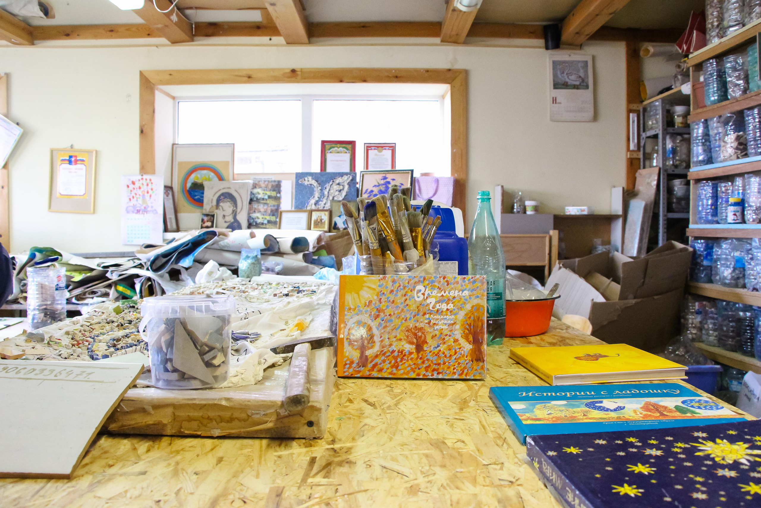 Диакон Димитрий и его детская школа мозаики. 2021 г. Мария Ткаченко. Документальная фотография