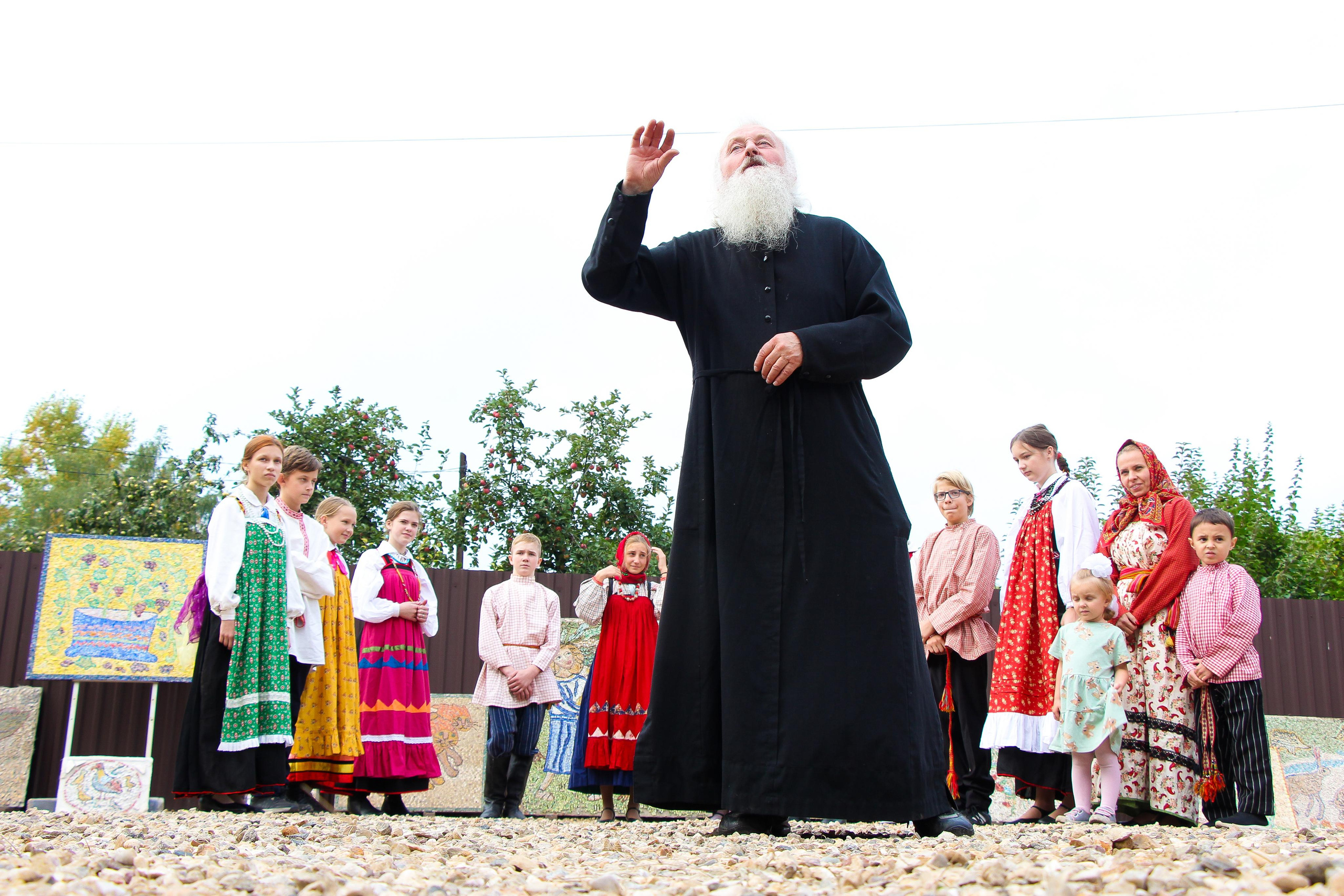 Открытие Атриума Отца Димитрия. Детская школа мозаики. 2021 г. Мария Ткаченко. Документальная фотография