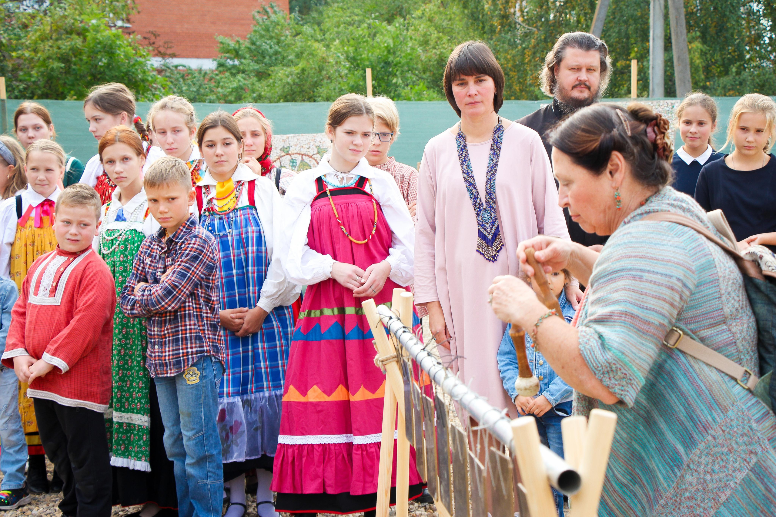 Открытие Атриума Отца Димитрия. Детская школа мозаики. 2021 г. Мария Ткаченко. Документальная фотография