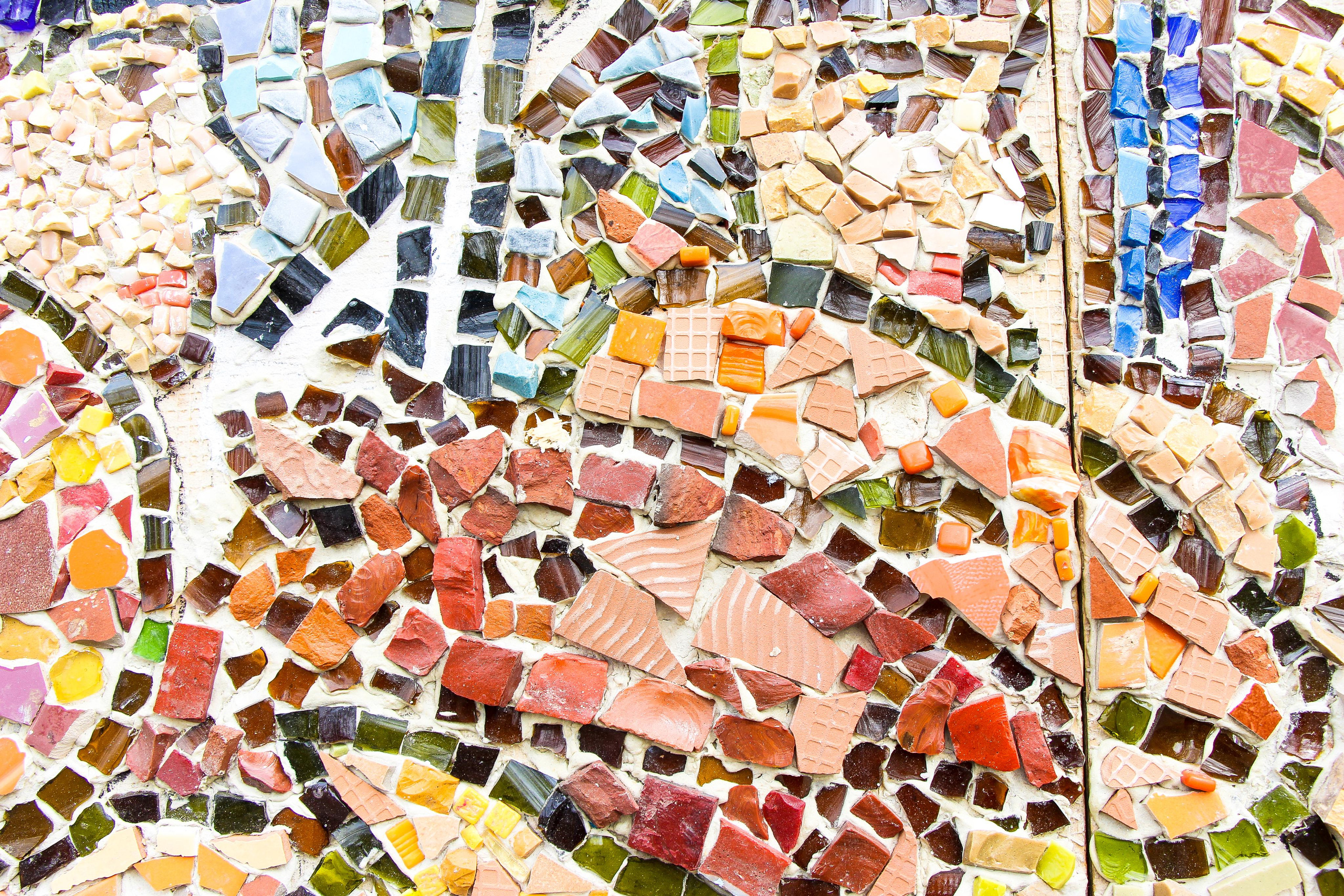 Диакон Димитрий и его детская школа мозаики. 2021 г. Мария Ткаченко. Документальная фотография