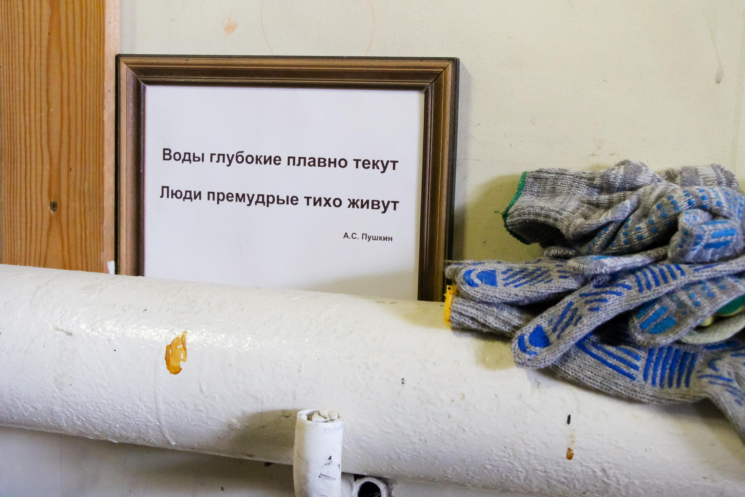 Диакон Димитрий и его детская школа мозаики. 2021 г. Мария Ткаченко. Документальная фотография