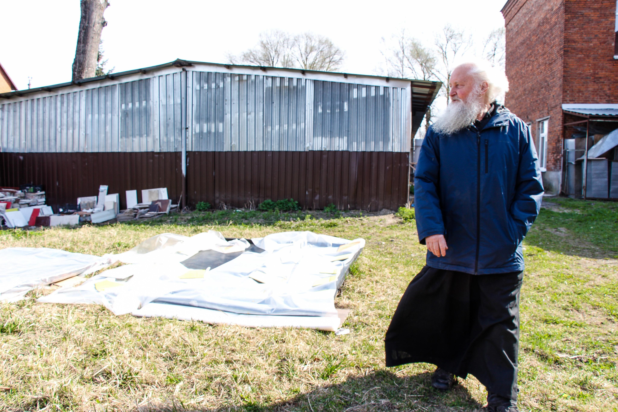 Диакон Димитрий и его детская школа мозаики. 2021 г. Мария Ткаченко. Документальная фотография