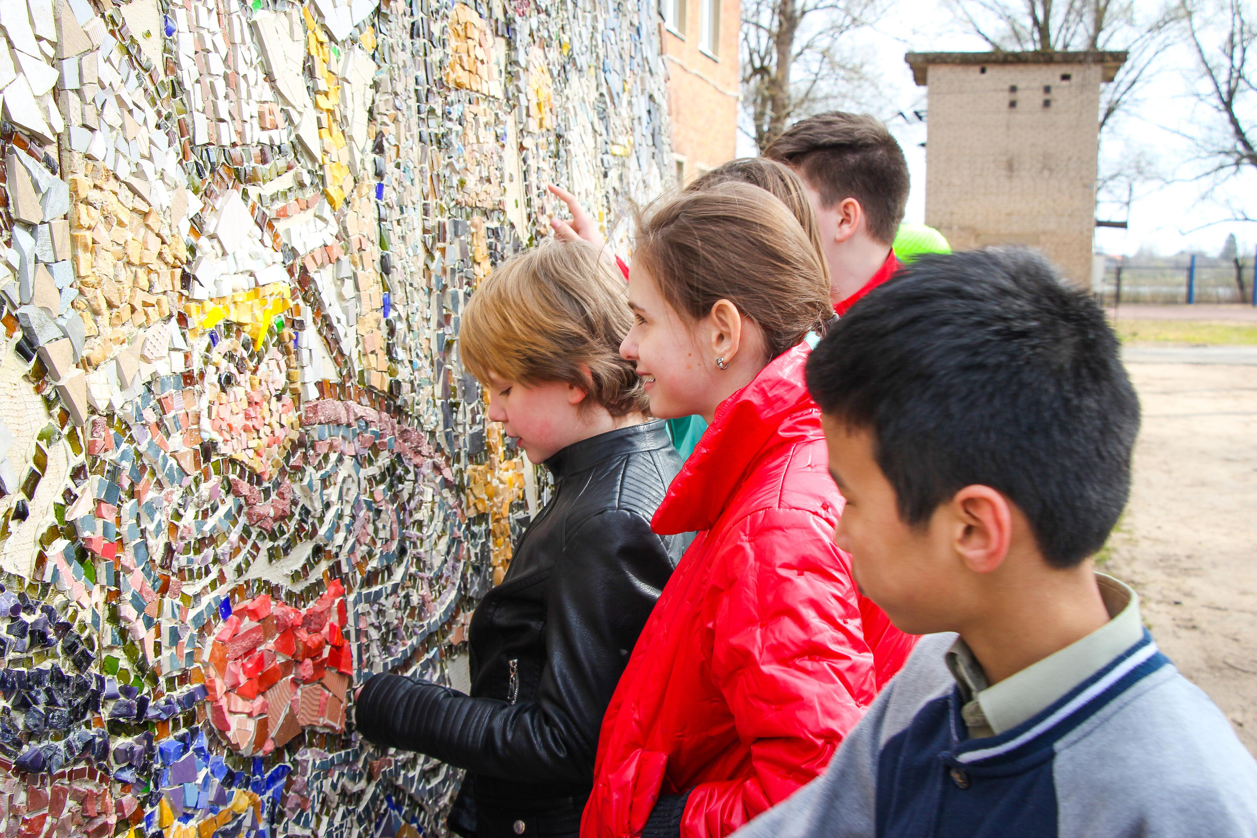 Диакон Димитрий и его детская школа мозаики. 2021 г. Мария Ткаченко. Документальная фотография