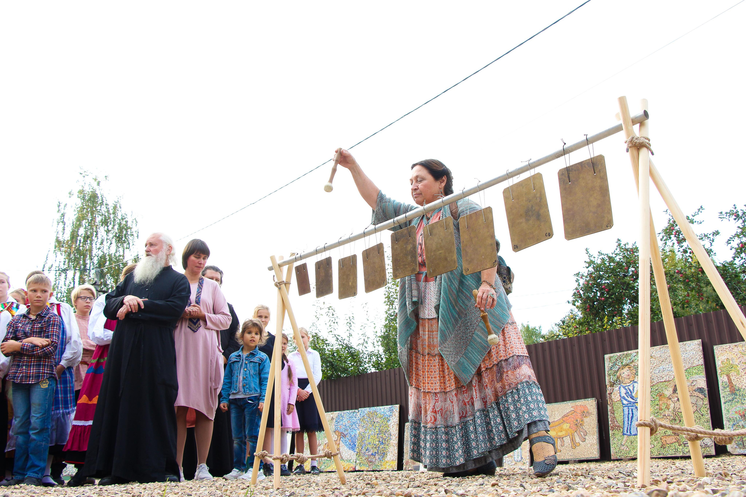 Открытие Атриума Отца Димитрия. Детская школа мозаики. 2021 г. Мария Ткаченко. Документальная фотография