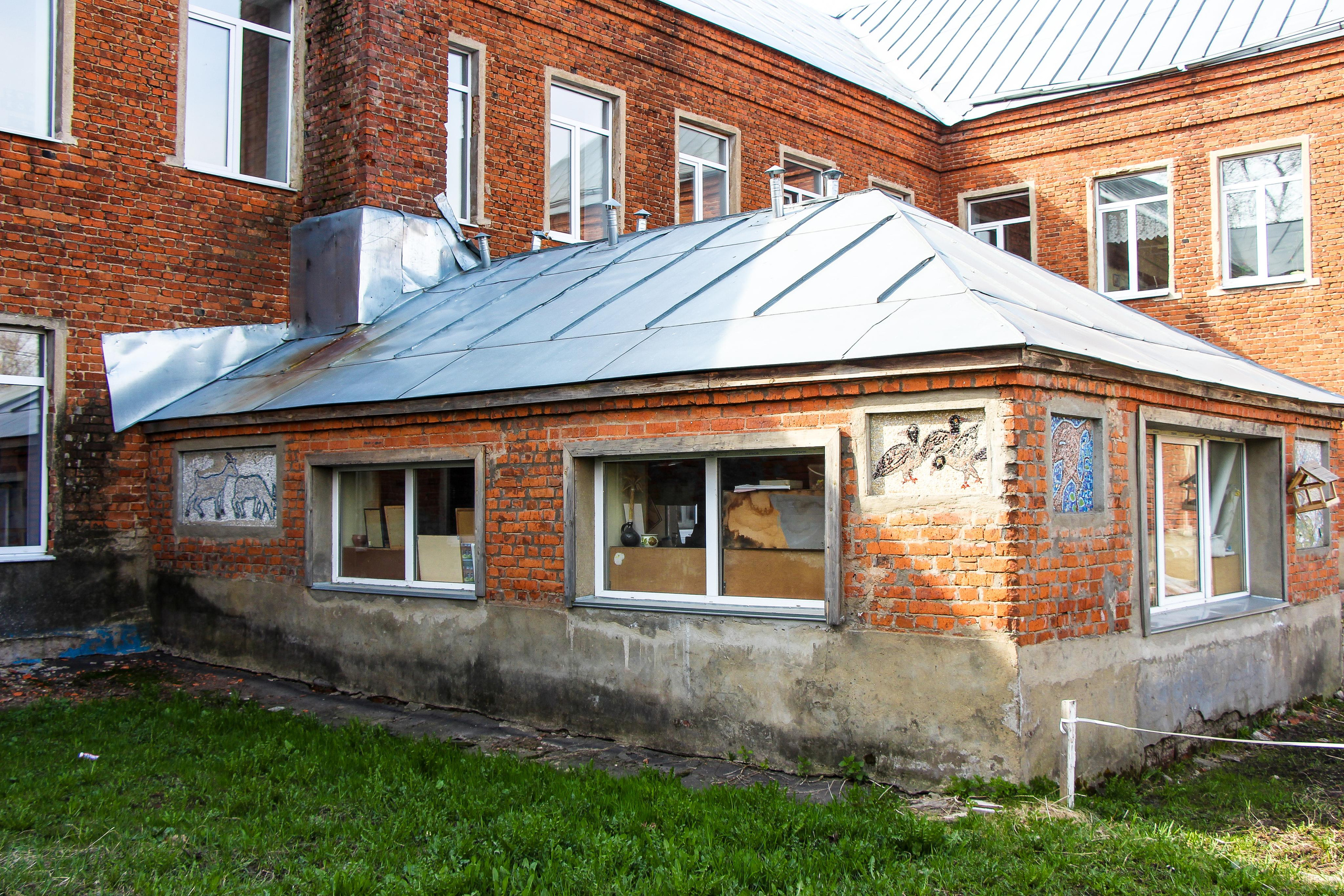 Диакон Димитрий и его детская школа мозаики. 2021 г. Мария Ткаченко. Документальная фотография