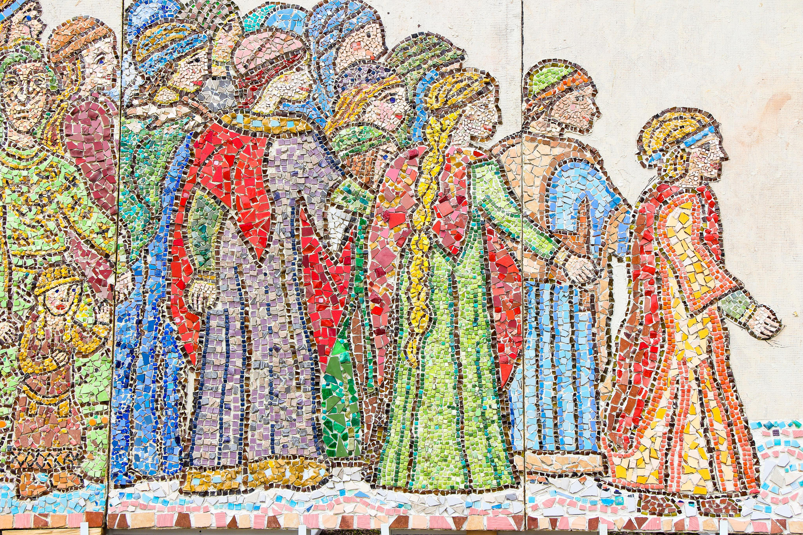 Диакон Димитрий и его детская школа мозаики. 2021 г. Мария Ткаченко. Документальная фотография