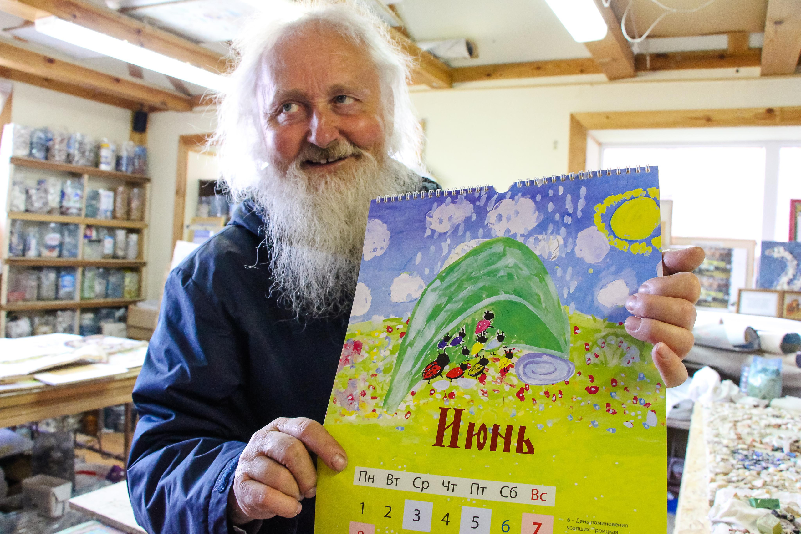 Диакон Димитрий и его детская школа мозаики. 2021 г. Мария Ткаченко. Документальная фотография