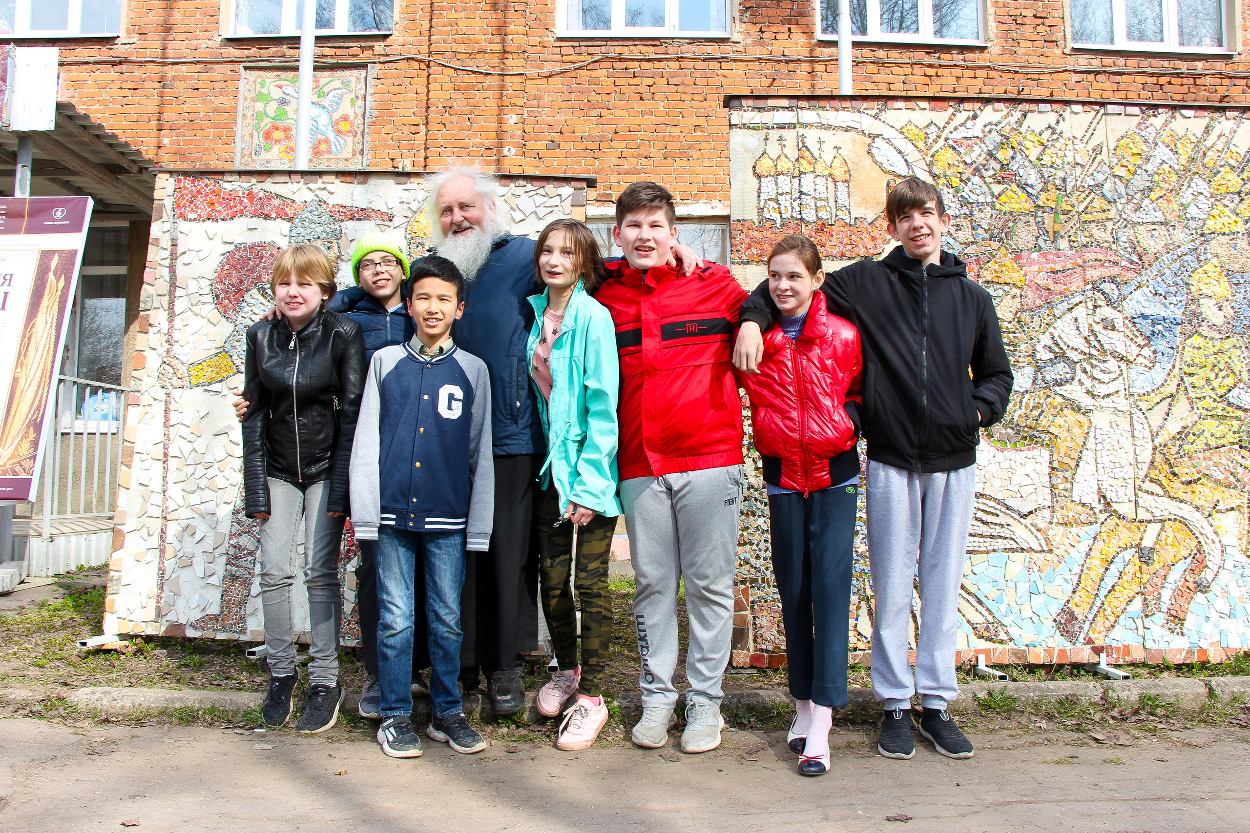 Диакон Димитрий и его детская школа мозаики. 2021 г. Мария Ткаченко. Документальная фотография