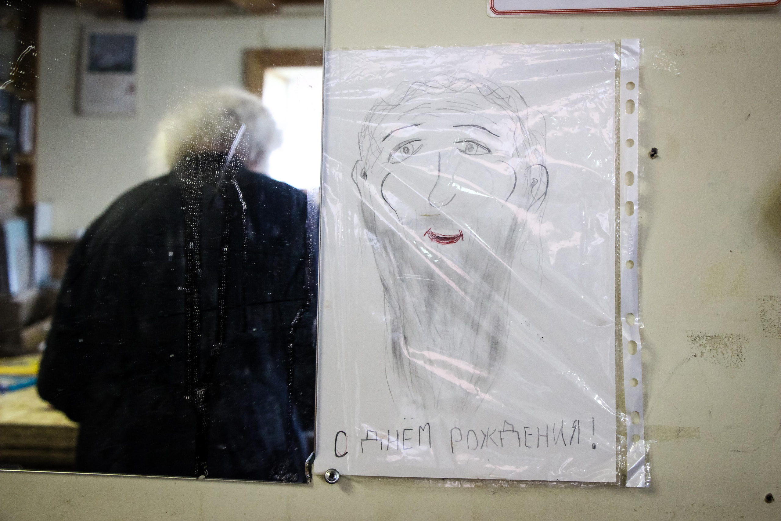 Диакон Димитрий и его детская школа мозаики. 2021 г. Мария Ткаченко. Документальная фотография