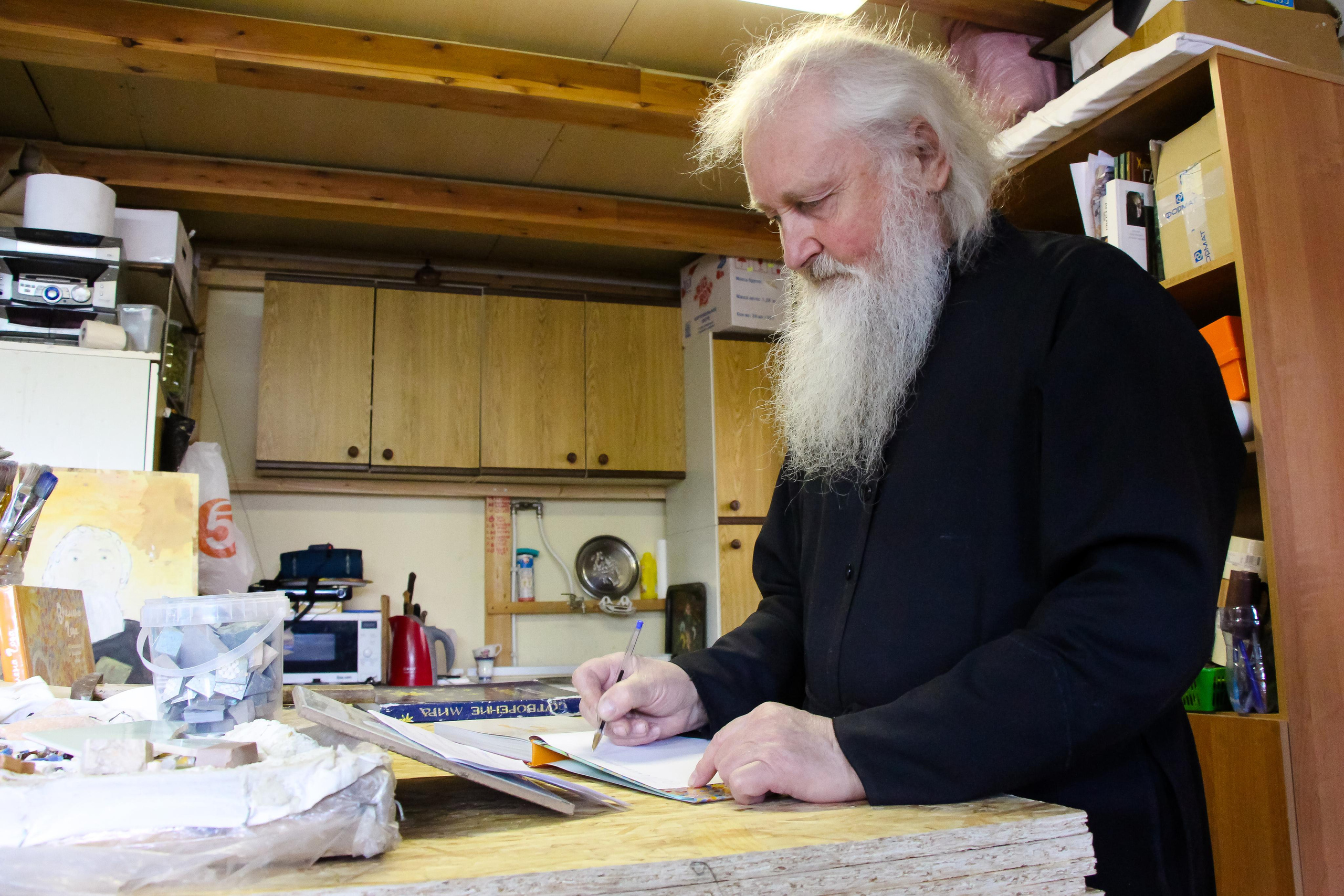 Диакон Димитрий и его детская школа мозаики. 2021 г. Мария Ткаченко. Документальная фотография