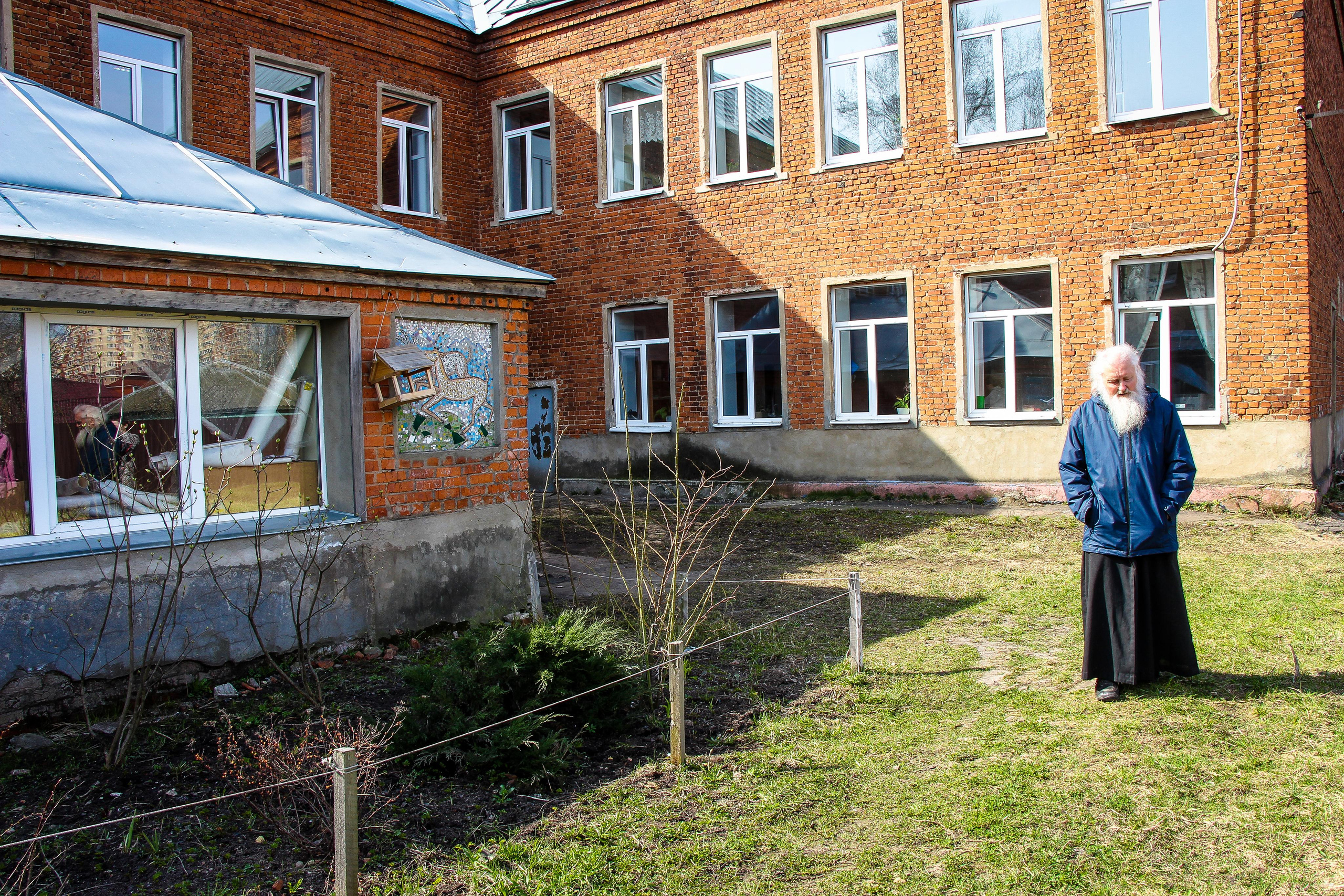 Диакон Димитрий и его детская школа мозаики. 2021 г. Мария Ткаченко. Документальная фотография