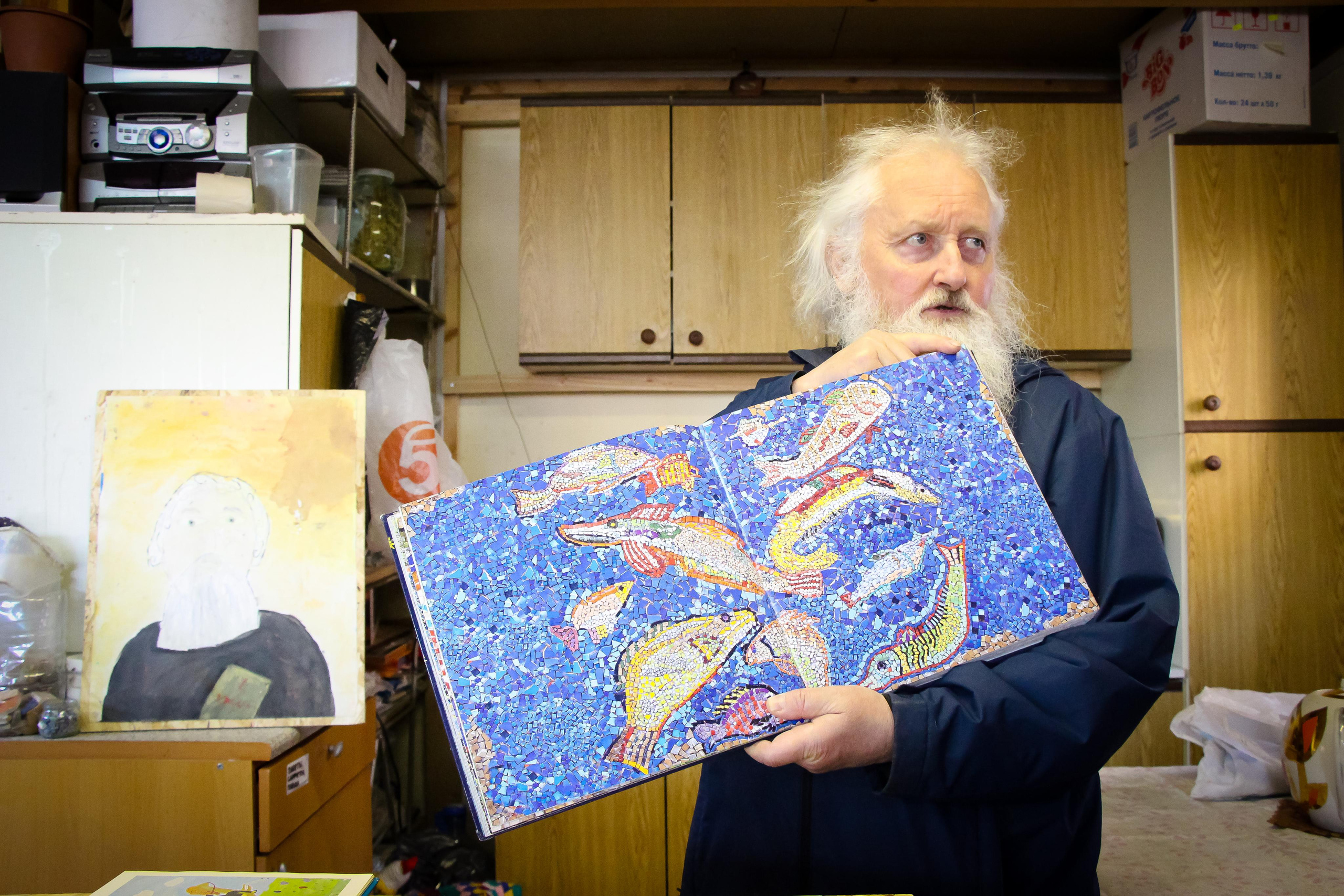 Диакон Димитрий и его детская школа мозаики. 2021 г. Мария Ткаченко. Документальная фотография