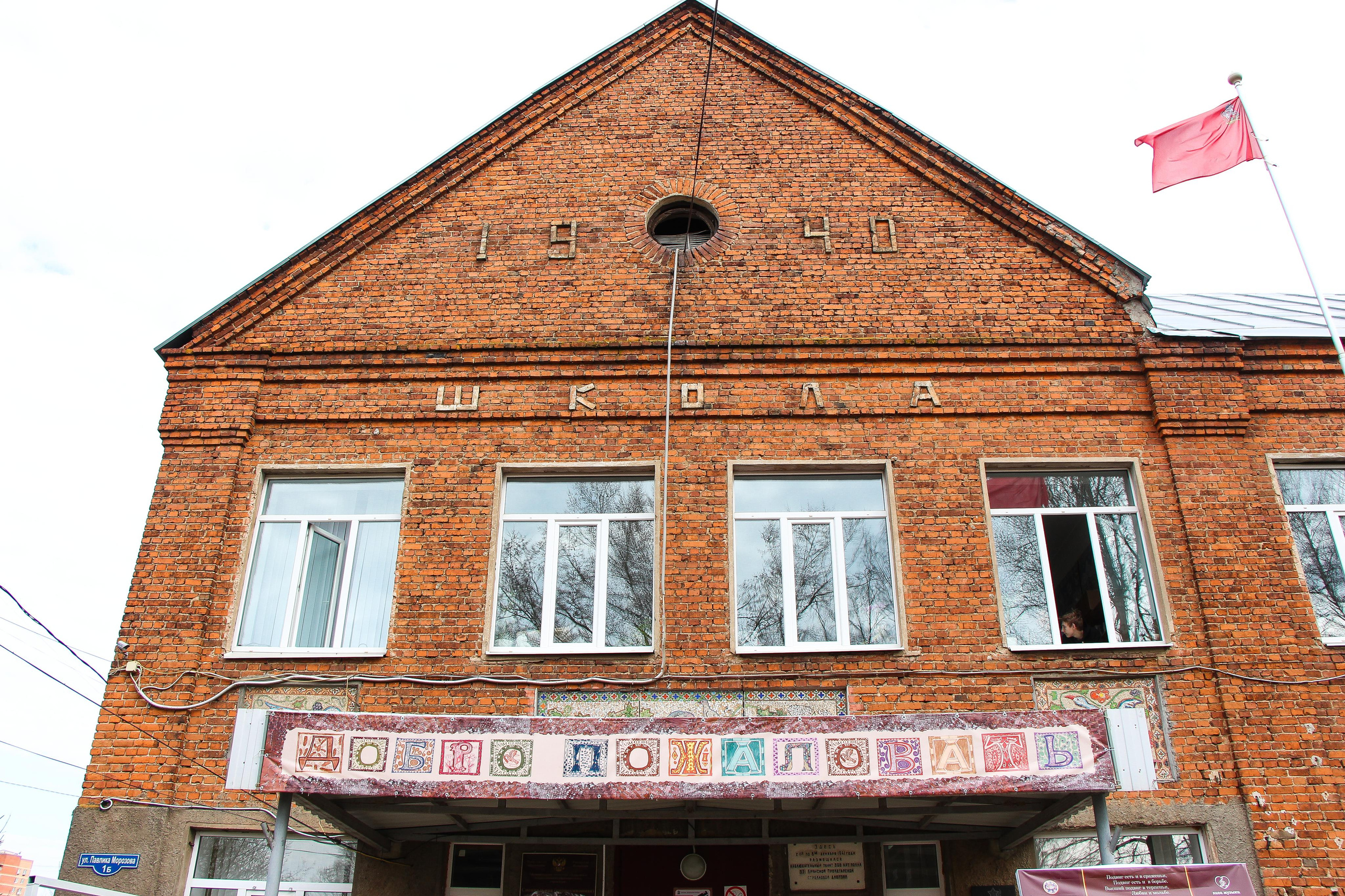 Диакон Димитрий и его детская школа мозаики. 2021 г. Мария Ткаченко. Документальная фотография