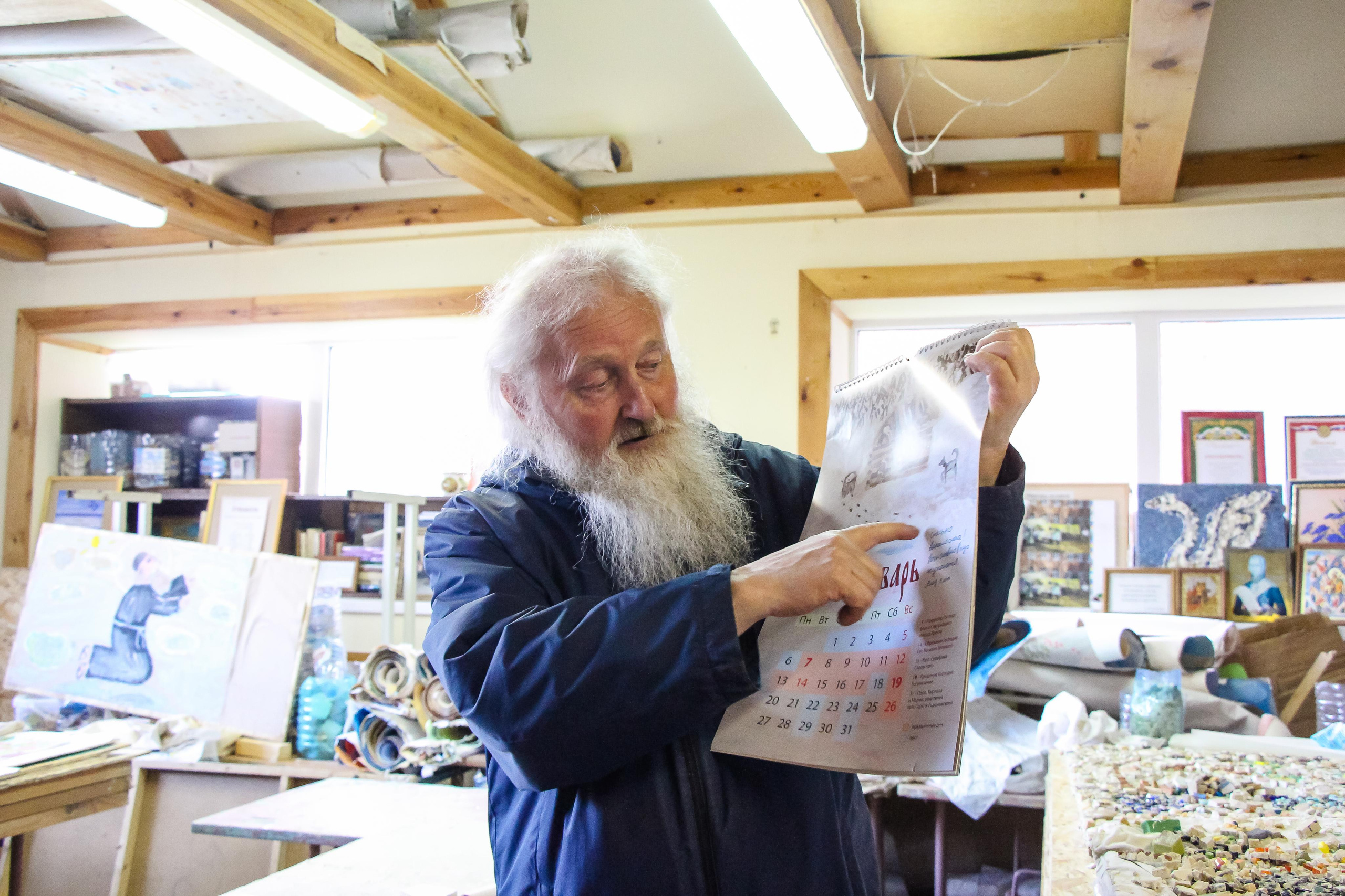 Диакон Димитрий и его детская школа мозаики. 2021 г. Мария Ткаченко. Документальная фотография