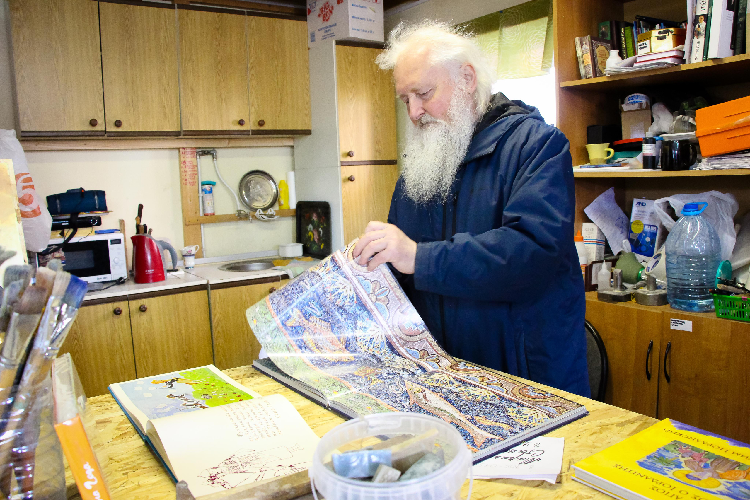 Диакон Димитрий и его детская школа мозаики. 2021 г. Мария Ткаченко. Документальная фотография