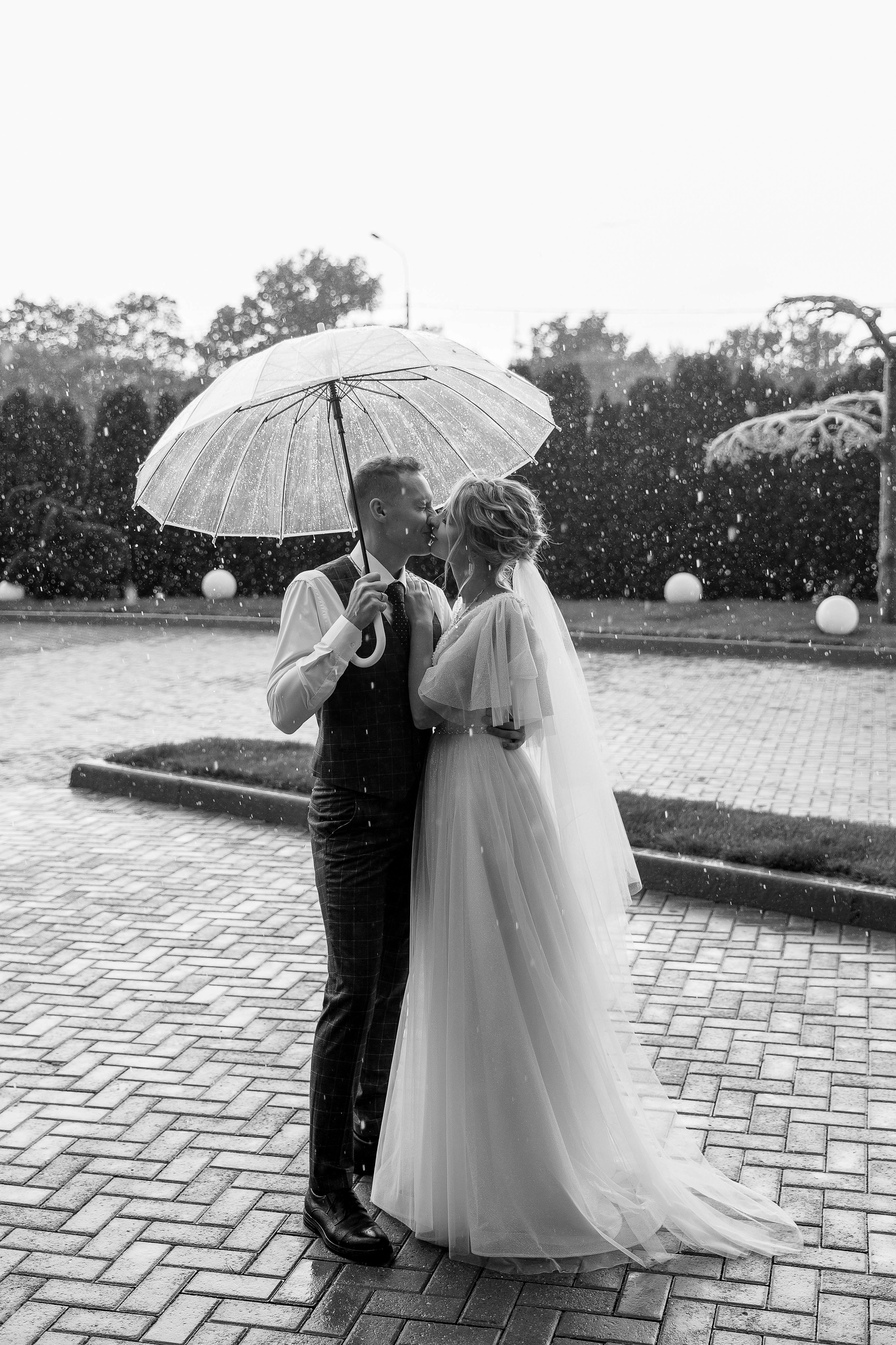 Свадебная фотосессия под дождём с зонтиком. Фотограф Денис Перминов