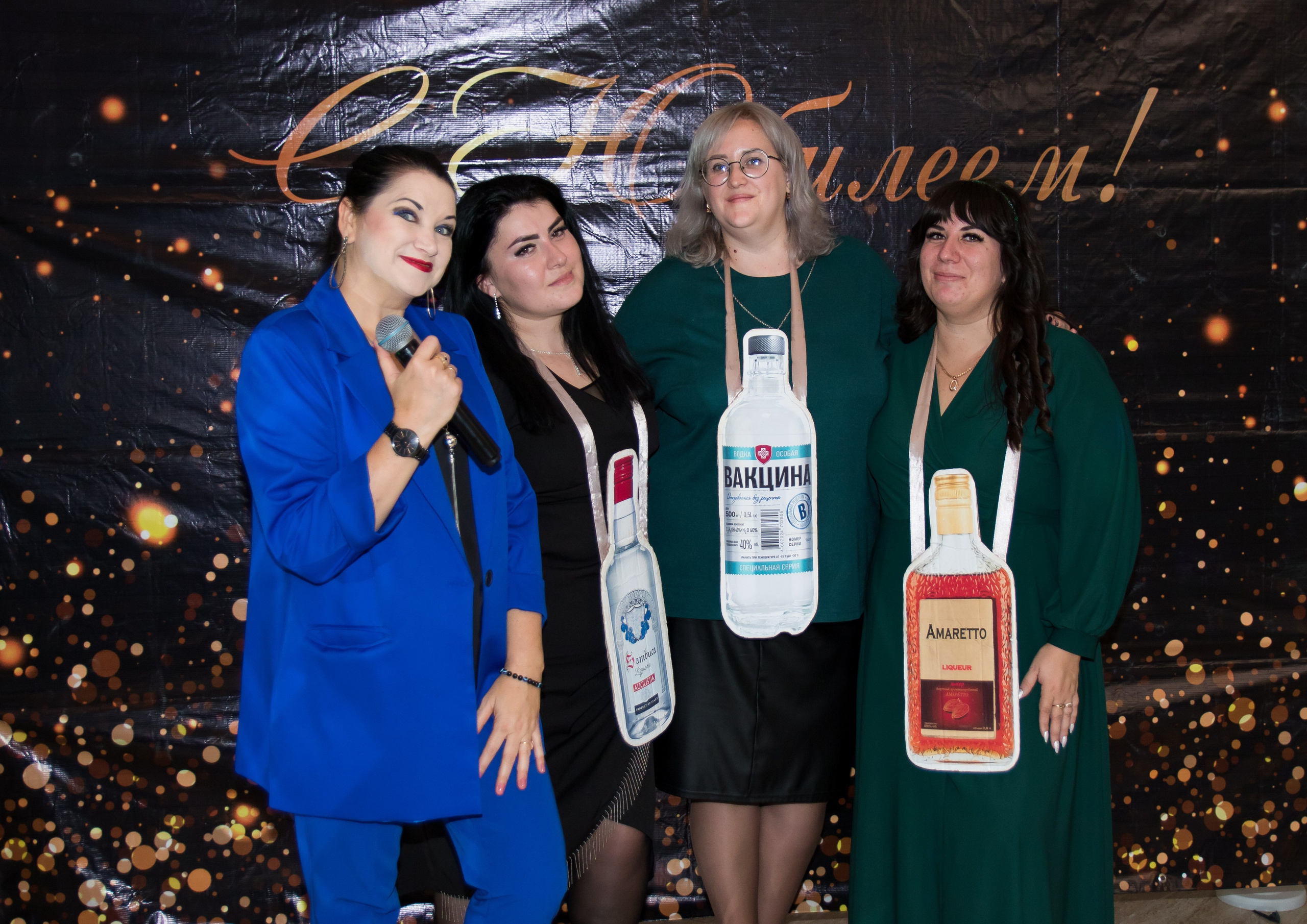 Профессиональная ведущая Марина Гребенникова из Ростова на Дону,  говорит в микрофон перед аудиторией на корпоративном мероприятии.