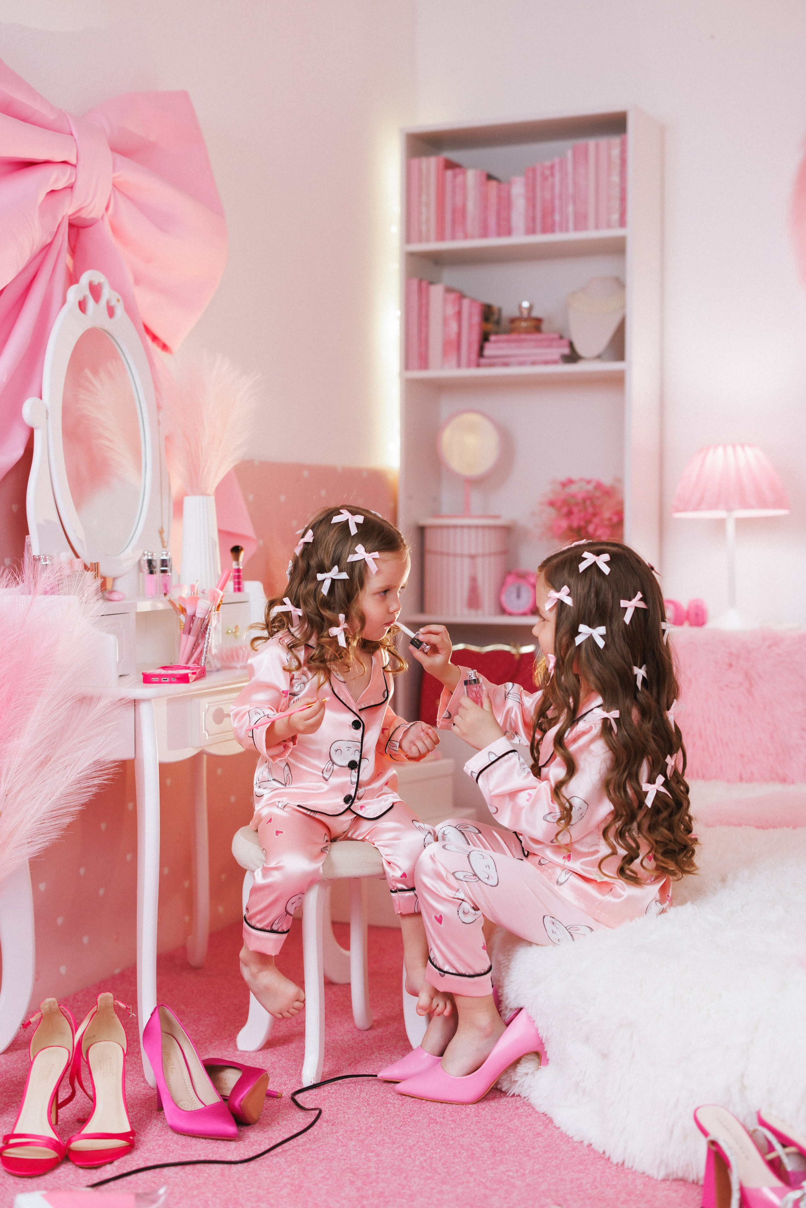 Фотосессия для девочек в интерьере розовой комнаты. Семейный и детский фотограф в Краснодаре Анна Трашкова