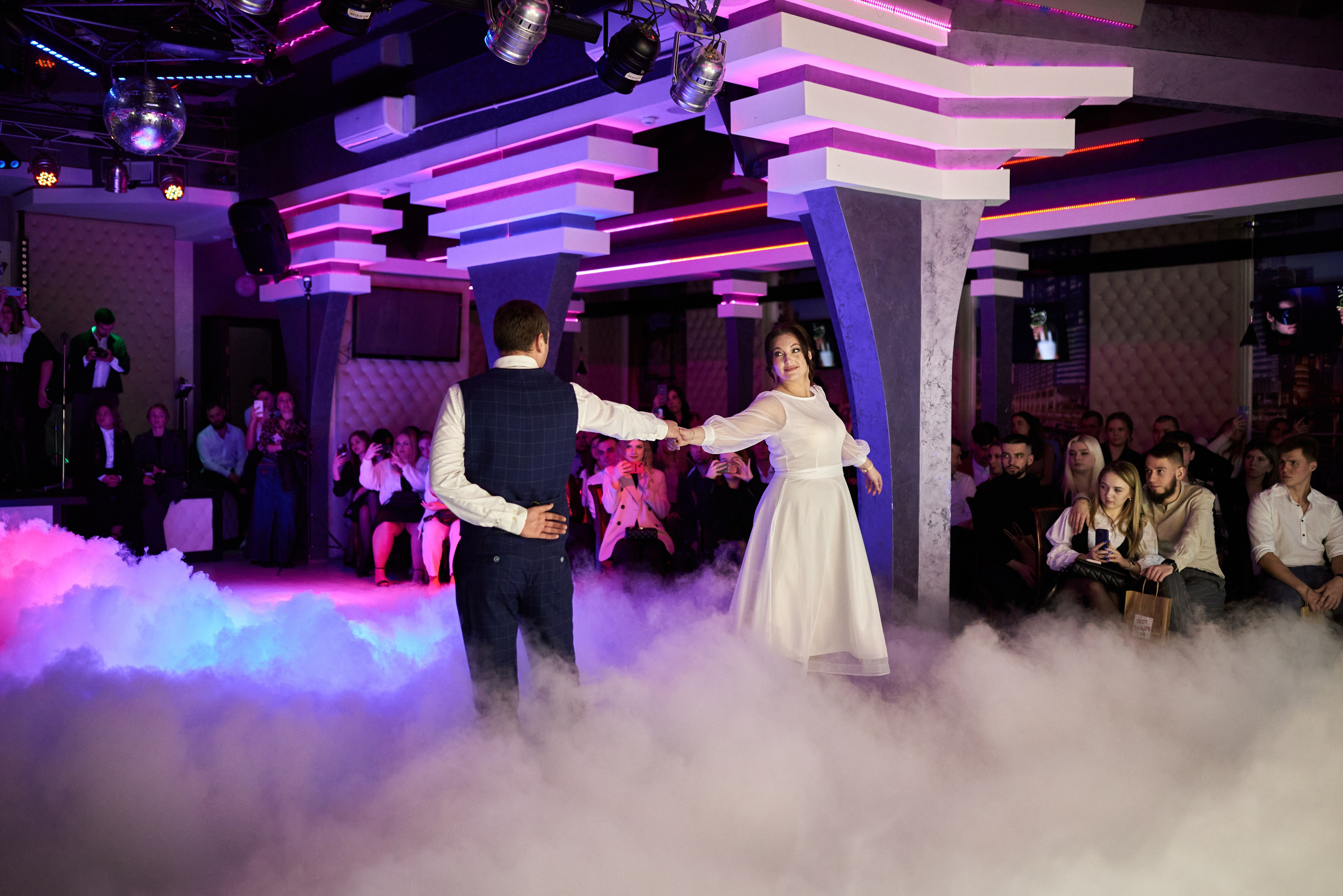 Фотограф Старый Оскол, свадебный фотограф на мероприятие. Профессиональный фотограф Старый Оскол, Губкин — свадьба, венчание, крещение, юбилей и день рождения