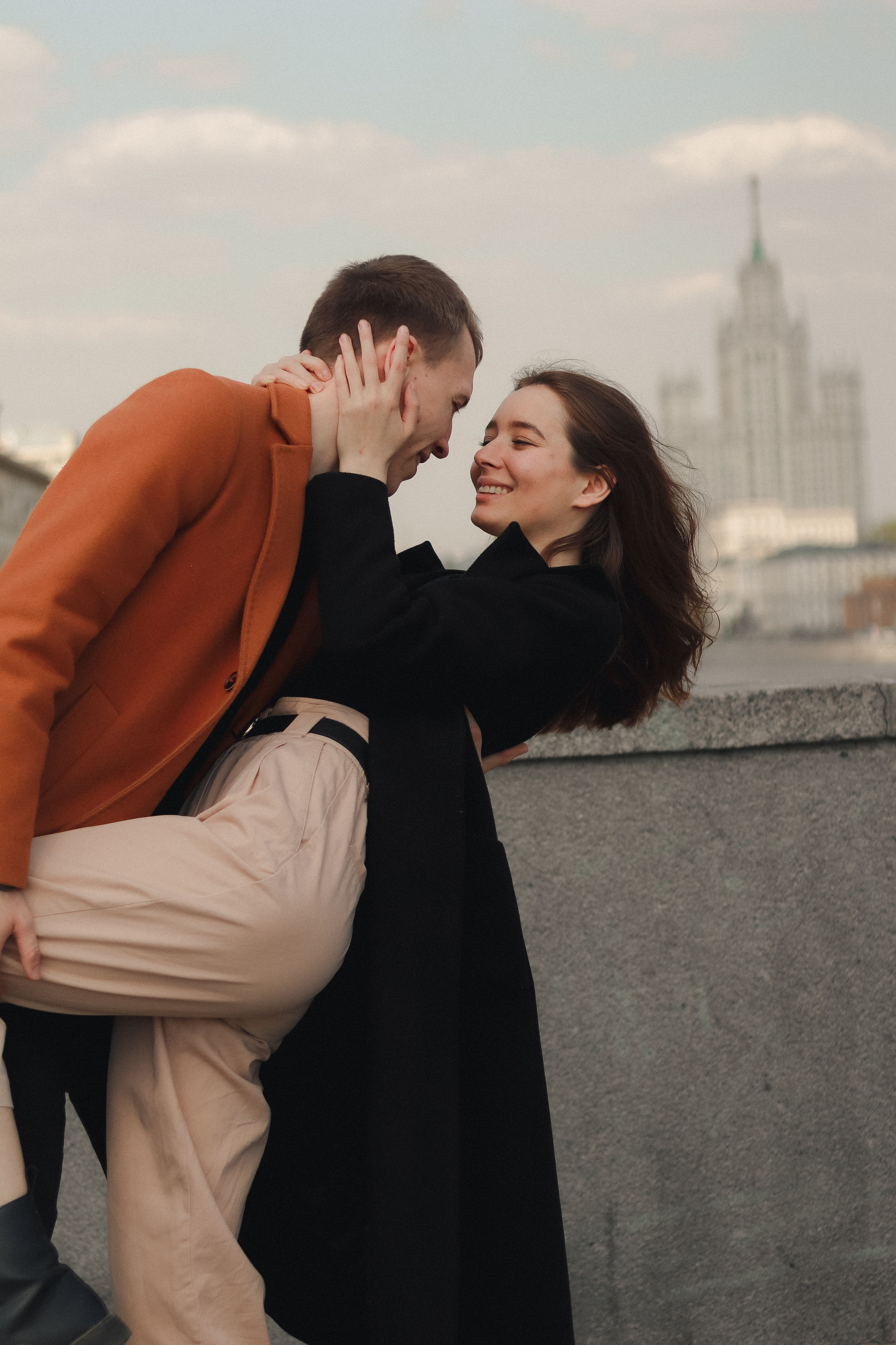 Парная фотосессия Елизавета & Роман на Котельнической набережной в Москве. Индивидуальный, свадебный, и love-story фотограф в Москве