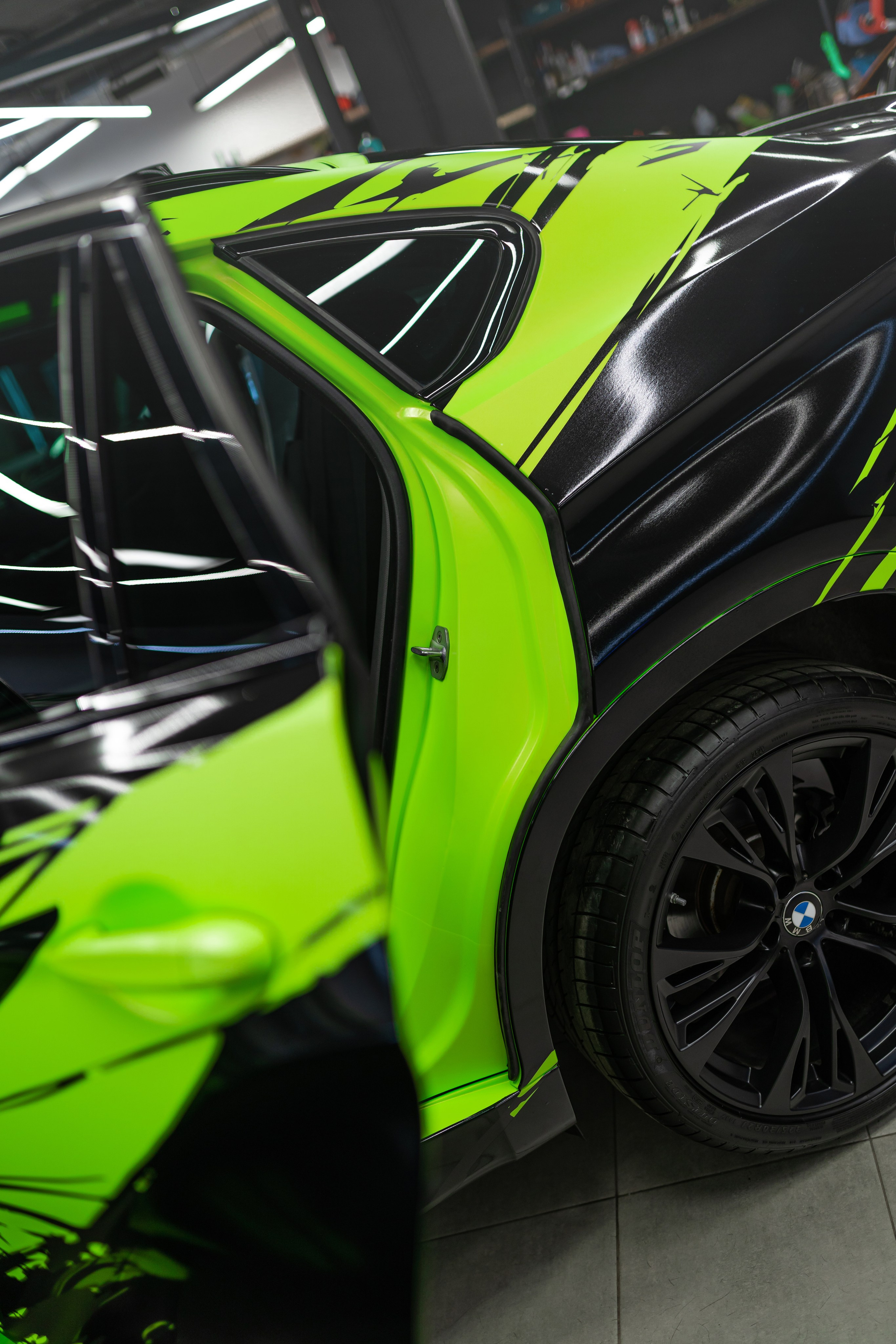 Винилография на BMW X6. Студия дизайна и оклейки авто Barmaley Design