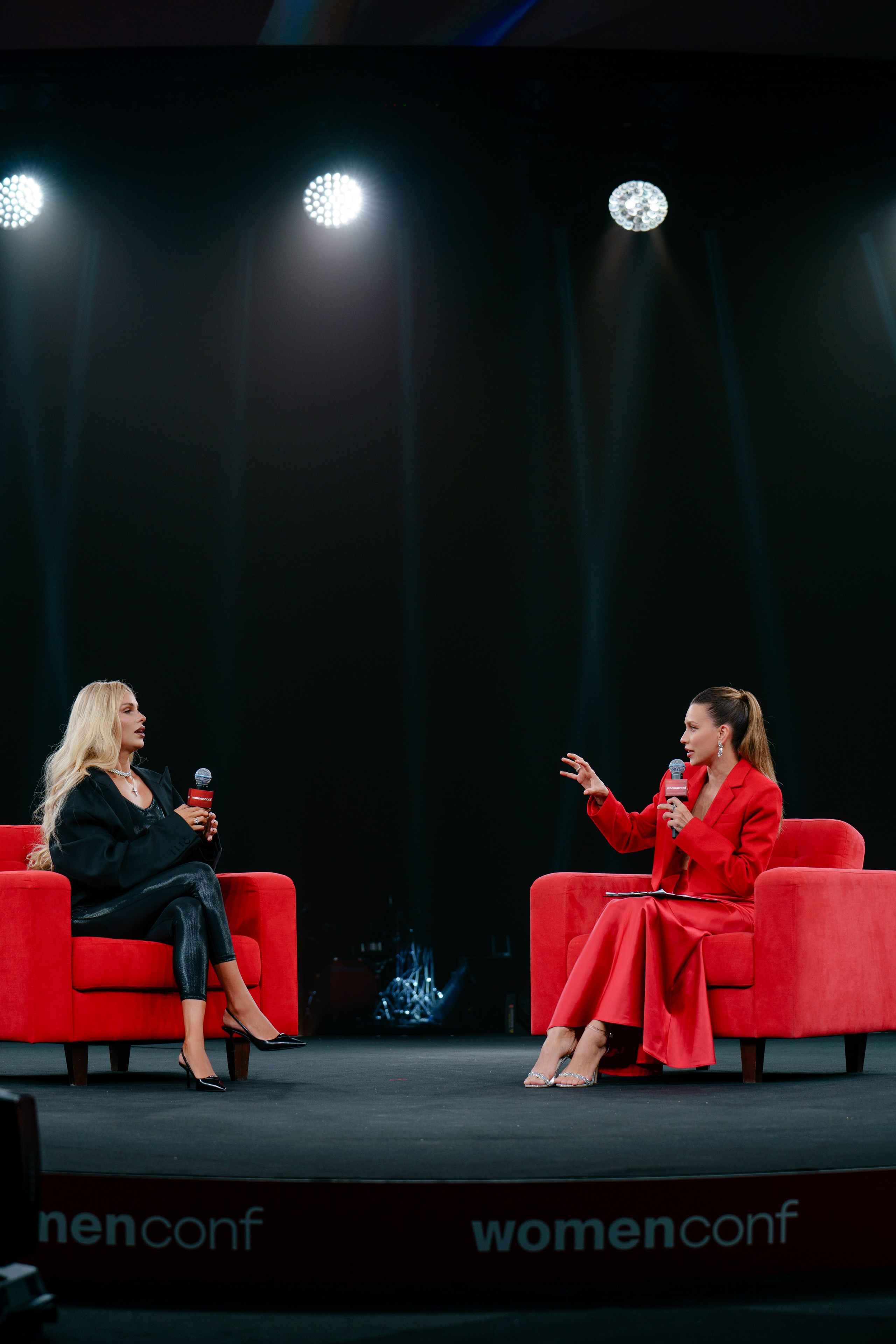 Певица Ханна и Регина Тодоренко на главной сцене ВТБ Арены WomenConf