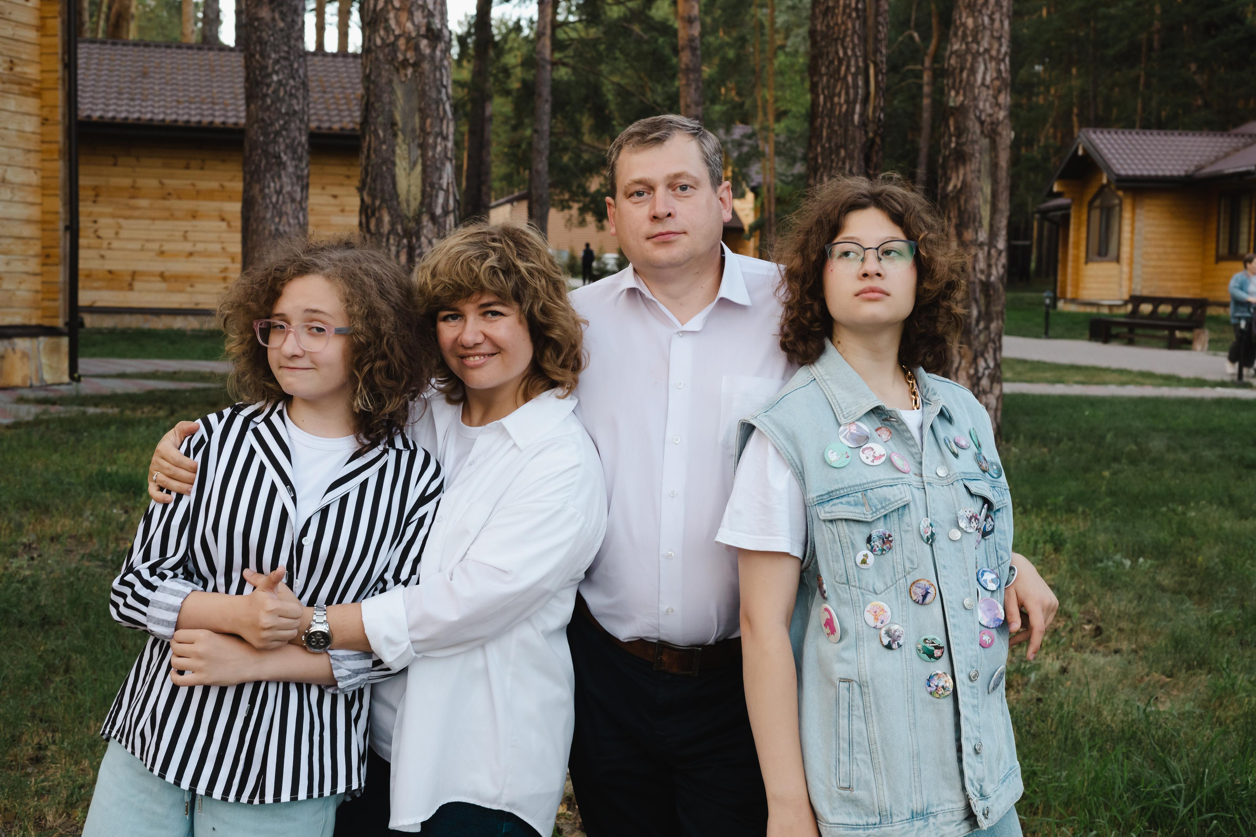 Семейный портрет на природе. Фотограф в Тюмени Даша Михнова. Портреты, фотопроекты, фотодни