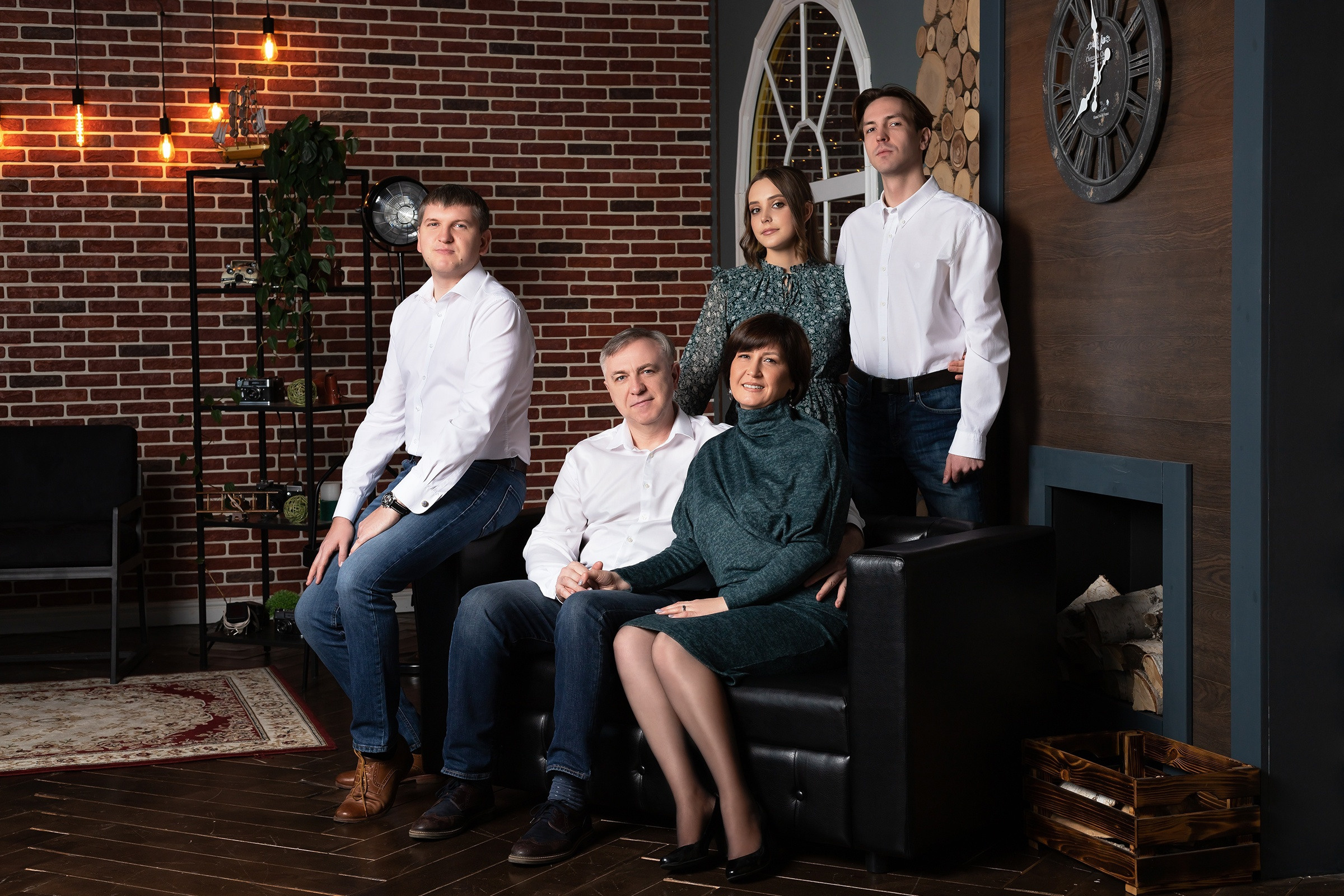 Семейный портрет в интерьерной фотостудии. Фотограф в Тюмени Даша Михнова. Портреты, фотопроекты, фотодни