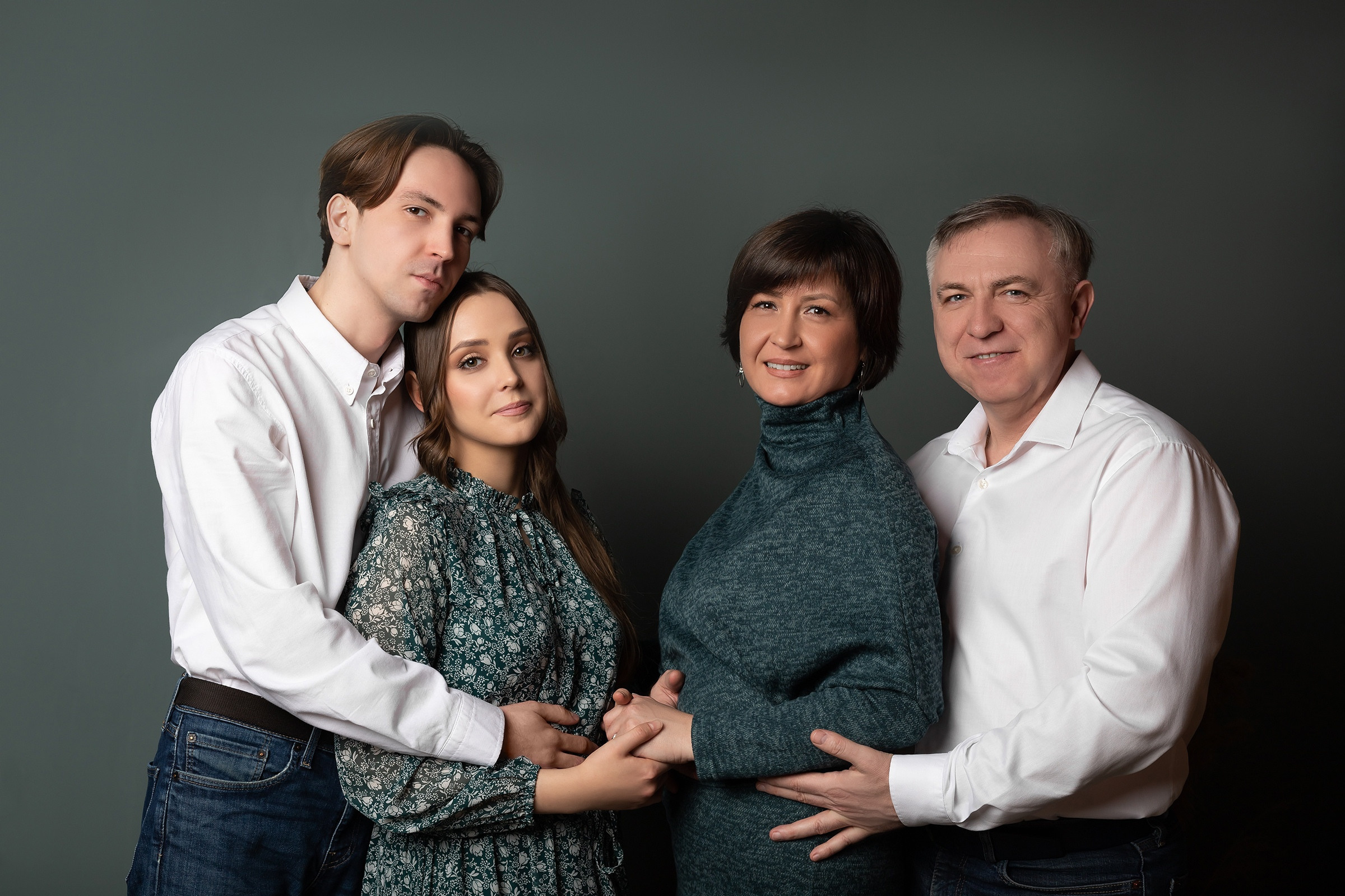 Семейный портрет в интерьерной фотостудии. Фотограф в Тюмени Даша Михнова. Портреты, фотопроекты, фотодни